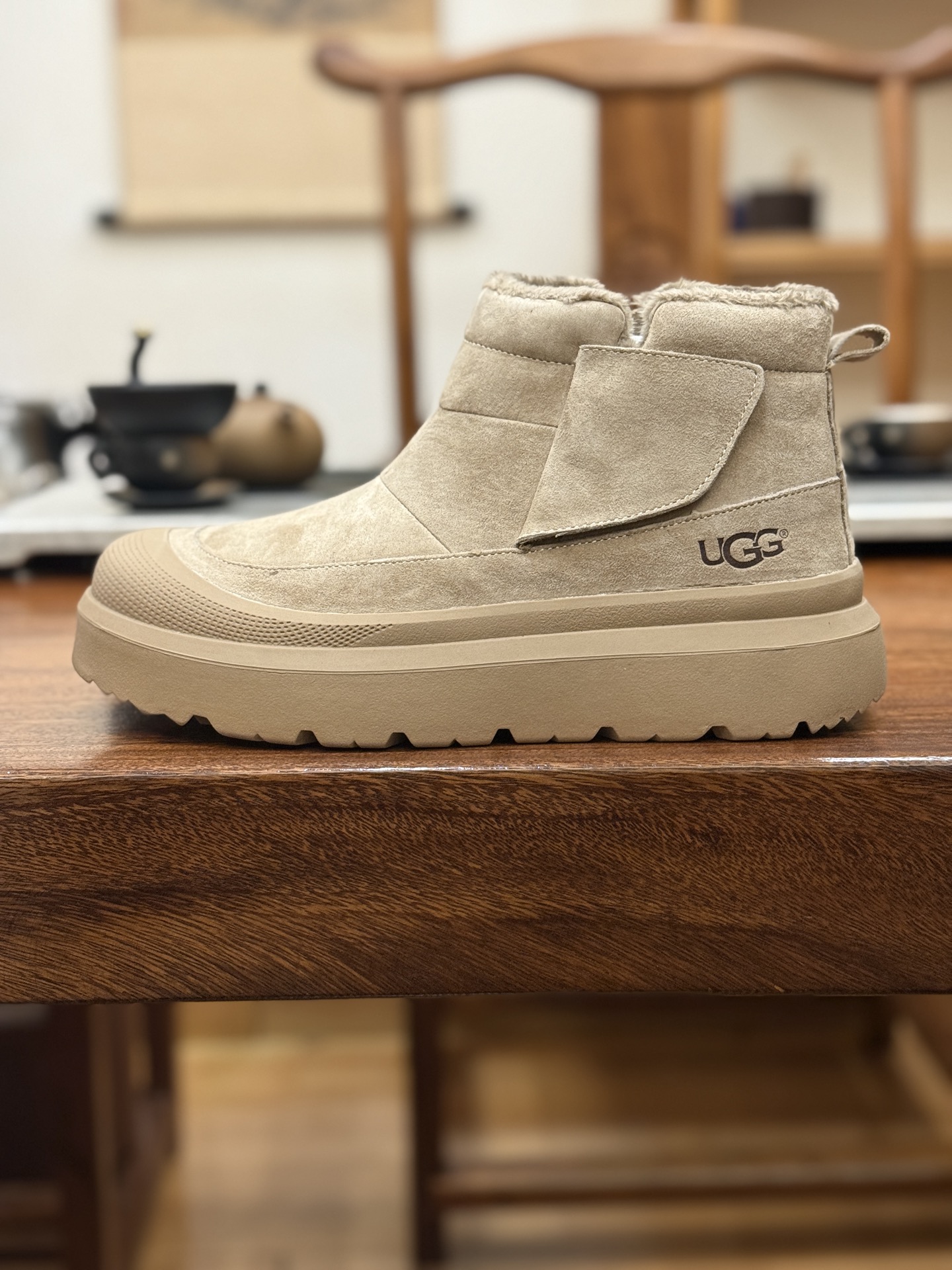 新货🚀#美国UGG秋冬新品(毛绒一体内里🔥保暖锁热)秋冬必备 户外男士高帮休闲马丁靴雪地靴系列 广东大厂品质 秋冬新款 时尚潮流搭配 面料釆用意大利进口磨砂牛皮 全鞋真牛皮材料 大底到五金都是代工厂原材料制作 好货不杀猪 首单质量严格把控 全套官网统一包装 今年冬季防寒户外专用产品 日常随意搭配 型男必备‼美国轻奢品牌【UGG】Tasman Weather Hybrid 塔斯曼混合系列轻量休闲鞋尺码:38-44