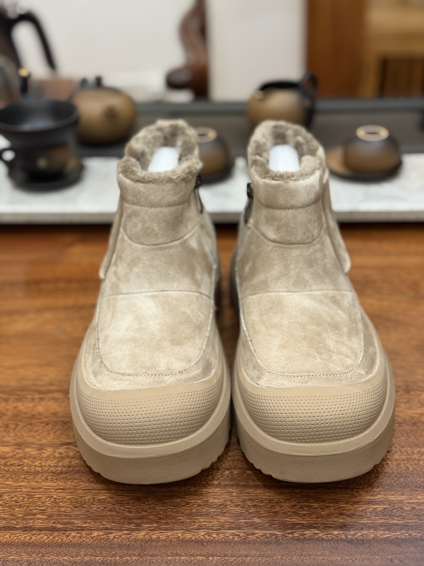 新货🚀#美国UGG秋冬新品(毛绒一体内里🔥保暖锁热)秋冬必备 户外男士高帮休闲马丁靴雪地靴系列 广东大厂品质 秋冬新款 时尚潮流搭配 面料釆用意大利进口磨砂牛皮 全鞋真牛皮材料 大底到五金都是代工厂原材料制作 好货不杀猪 首单质量严格把控 全套官网统一包装 今年冬季防寒户外专用产品 日常随意搭配 型男必备‼美国轻奢品牌【UGG】Tasman Weather Hybrid 塔斯曼混合系列轻量休闲鞋尺码:38-44