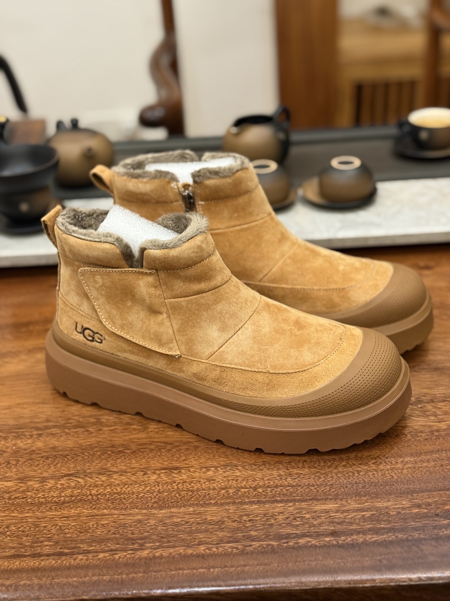 新货🚀#美国UGG秋冬新品(毛绒一体内里🔥保暖锁热)秋冬必备 户外男士高帮休闲马丁靴雪地靴系列 广东大厂品质 秋冬新款 时尚潮流搭配 面料釆用意大利进口磨砂牛皮 全鞋真牛皮材料 大底到五金都是代工厂原材料制作 好货不杀猪 首单质量严格把控 全套官网统一包装 今年冬季防寒户外专用产品 日常随意搭配 型男必备‼美国轻奢品牌【UGG】Tasman Weather Hybrid 塔斯曼混合系列轻量休闲鞋尺码:38-44