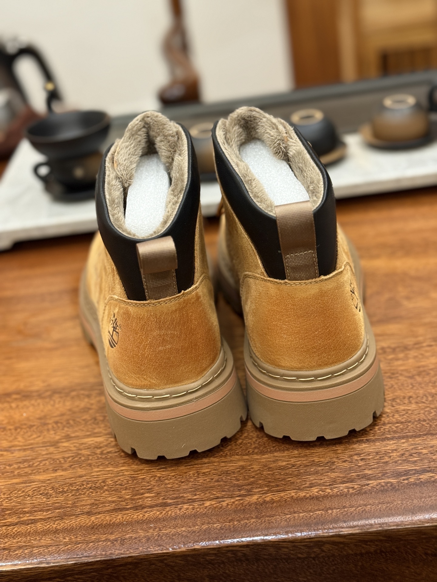 新货🚀#Timberland添柏岚/天伯伦秋冬新品(毛绒内里🔥保暖锁热)秋冬必备户外休闲大黄靴系列
#广东大厂品质 原盒原包装 时尚潮流搭配 面料采用意大利🇮🇹顶级磨砂细纹牛皮 搭配防臭防腐真皮乳胶鞋垫 大底到五金都是代工厂原材料制作 同原版固特异永不开胶工艺 好货不杀猪 首单质量严格把控 全网独家首发 品质毋庸置疑 全套官网统一包装 给您完美的穿着体验 质量考究耐穿 型男必备 专治不帅 高品质脚感一流 今年冬季防寒户外专用 日常随意搭配
尺码:38 39 40 41 42 43 44(皮鞋码)