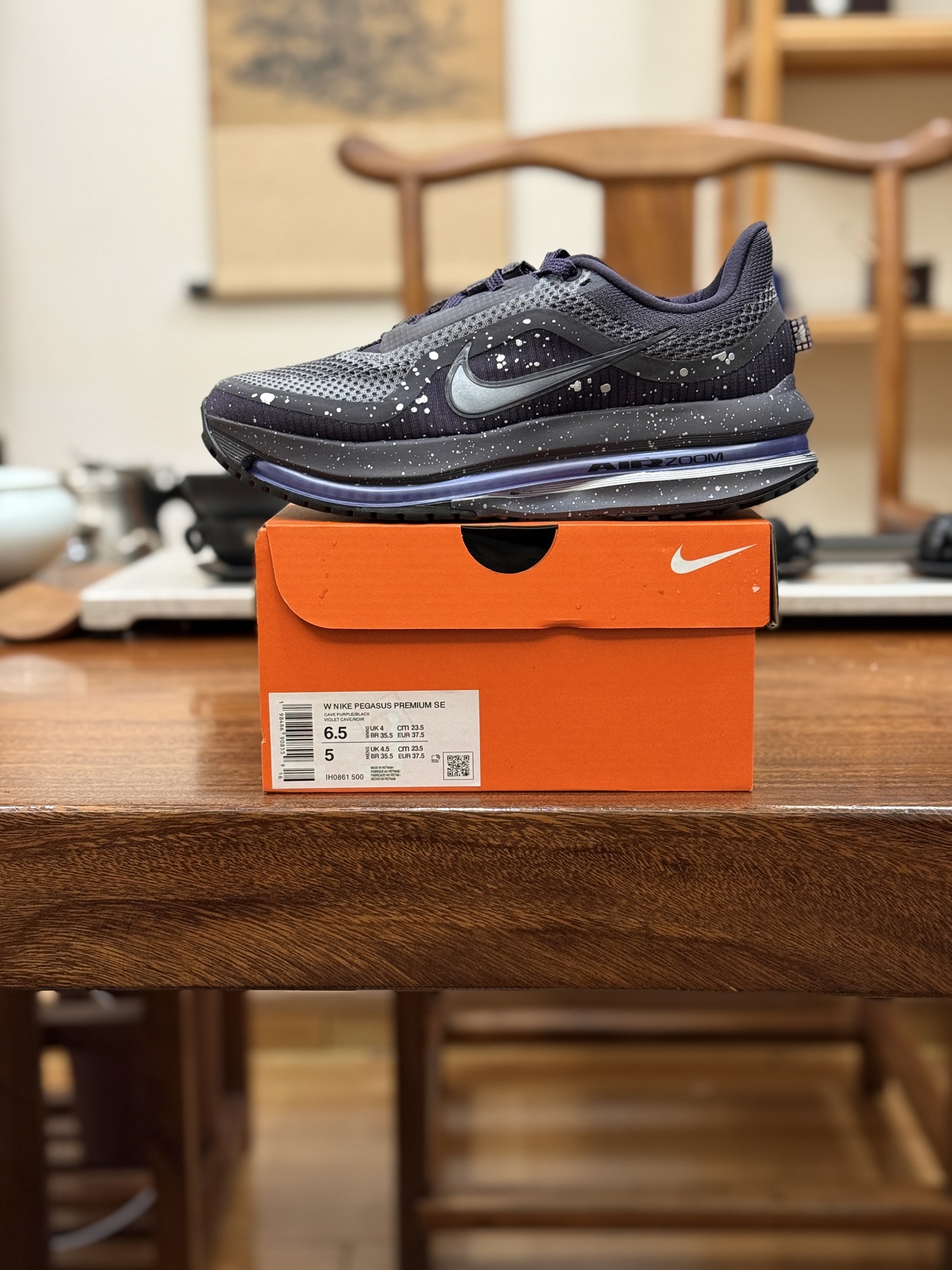 NIKE PEGASUS  PREMIUM耐克飞马公路跑步鞋 
 有史以来第一双拥有弯曲全掌的AIR ZOOM气垫，且结合ZOOM X 和REACT X 三明治的科技结构。从前掌开始以自然弧度延伸至后跟，能有效传给跑者从后脚触地到脚尖离地的力量。全掌可见的Air Zoom：首次在Pegasus系列中出现，模仿了Vaporfly的碳板曲线，增强了跑步时的流畅过渡。
货号：IH0861-500
尺码：35.5 36 36.5 37.5 38 38.5 39 40 40.5  41 42 42.5 43 44 44.5 45 46