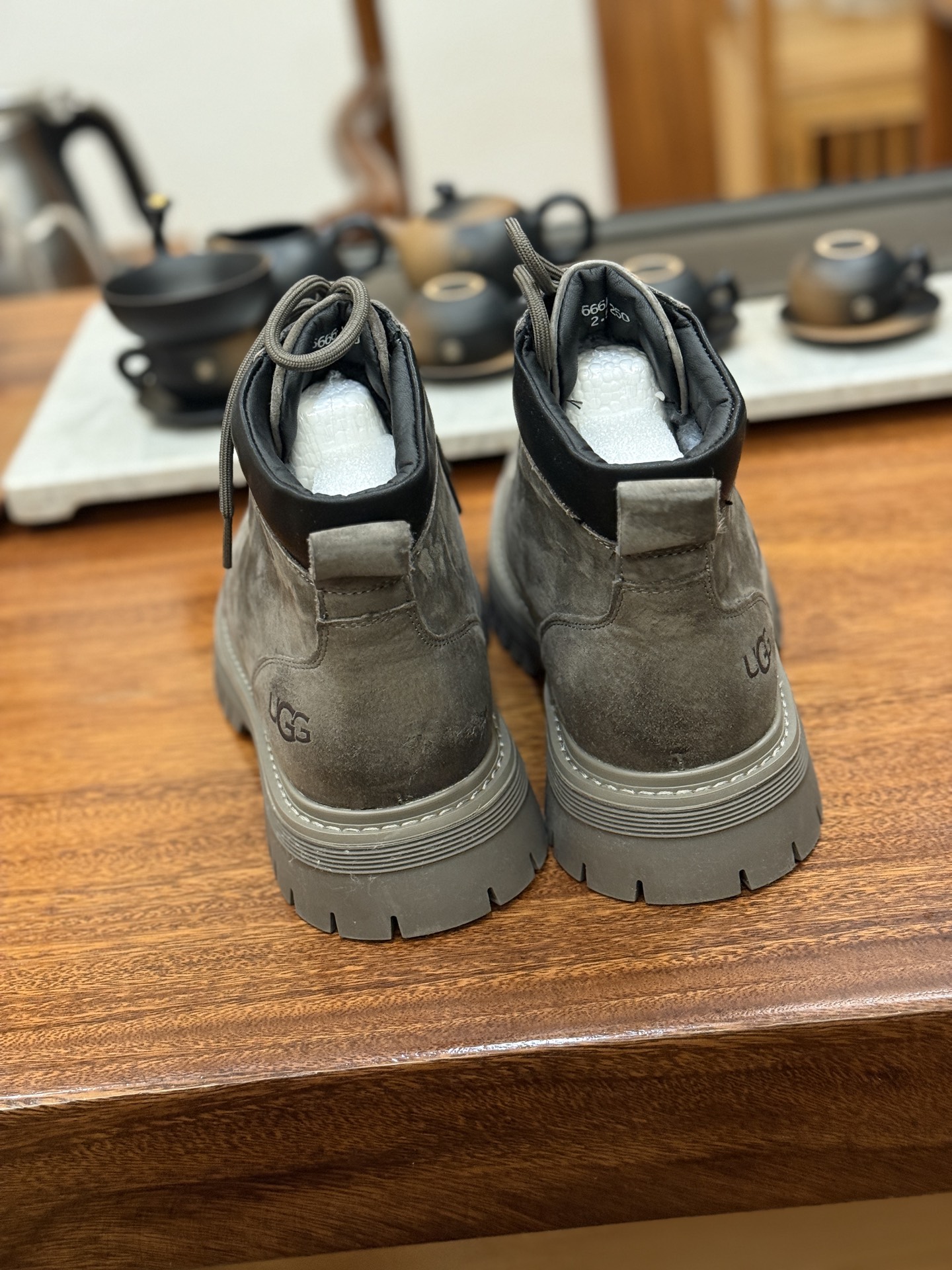 新货🚀UGG 秋冬新品(毛绒一体内里 保暖锁热🔥)秋冬必备 户外中帮休闲马丁靴雪地靴系列
#广东大厂品质 秋冬新款 时尚潮流搭配 面料釆用意大利进口磨砂牛皮 全鞋真牛皮材料 大底到五金都是代工厂原材料制作 好货不杀猪 首单质量严格把控 全套官网统一包装 今年冬季防寒户外专用产品 日常随意搭配 型男必备‼美国轻奢品牌【UGG】Tasman Weather Hybrid 塔斯曼混合系列中帮轻量休闲马丁靴尺码:38 39 40 41 42 43 44