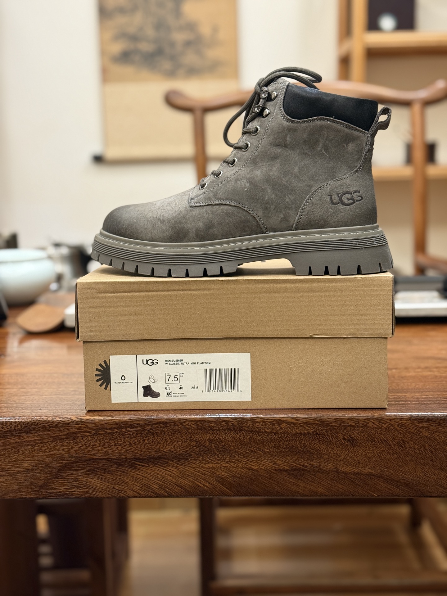 新货🚀UGG 秋冬新品(毛绒一体内里 保暖锁热🔥)秋冬必备 户外中帮休闲马丁靴雪地靴系列
#广东大厂品质 秋冬新款 时尚潮流搭配 面料釆用意大利进口磨砂牛皮 全鞋真牛皮材料 大底到五金都是代工厂原材料制作 好货不杀猪 首单质量严格把控 全套官网统一包装 今年冬季防寒户外专用产品 日常随意搭配 型男必备‼美国轻奢品牌【UGG】Tasman Weather Hybrid 塔斯曼混合系列中帮轻量休闲马丁靴尺码:38 39 40 41 42 43 44