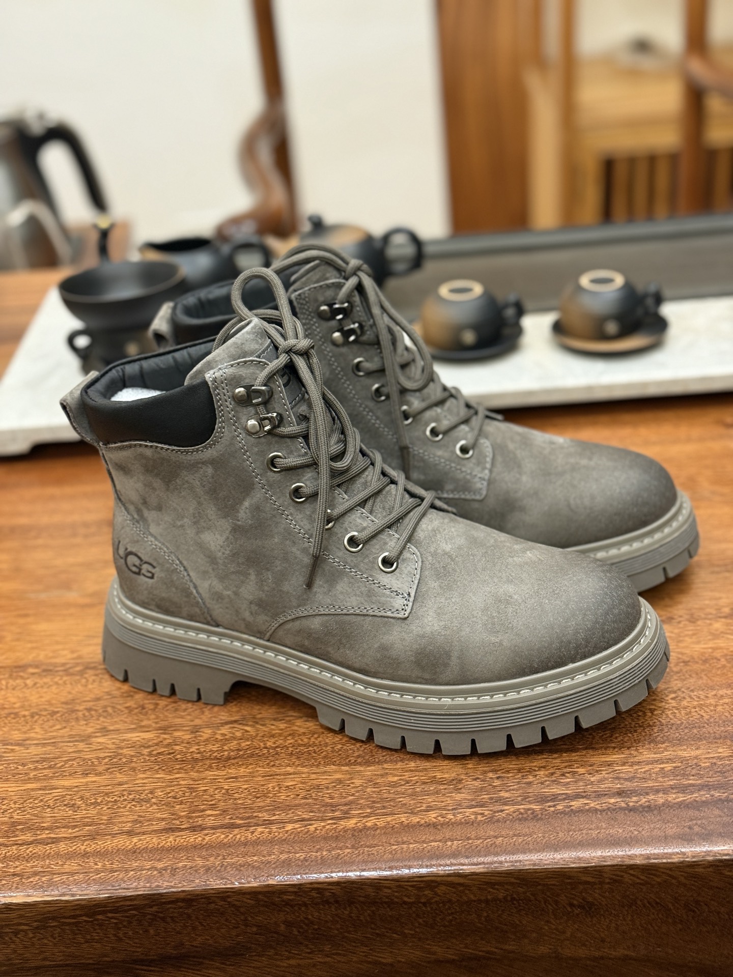 新货🚀UGG 秋冬新品(毛绒一体内里 保暖锁热🔥)秋冬必备 户外中帮休闲马丁靴雪地靴系列
#广东大厂品质 秋冬新款 时尚潮流搭配 面料釆用意大利进口磨砂牛皮 全鞋真牛皮材料 大底到五金都是代工厂原材料制作 好货不杀猪 首单质量严格把控 全套官网统一包装 今年冬季防寒户外专用产品 日常随意搭配 型男必备‼美国轻奢品牌【UGG】Tasman Weather Hybrid 塔斯曼混合系列中帮轻量休闲马丁靴尺码:38 39 40 41 42 43 44