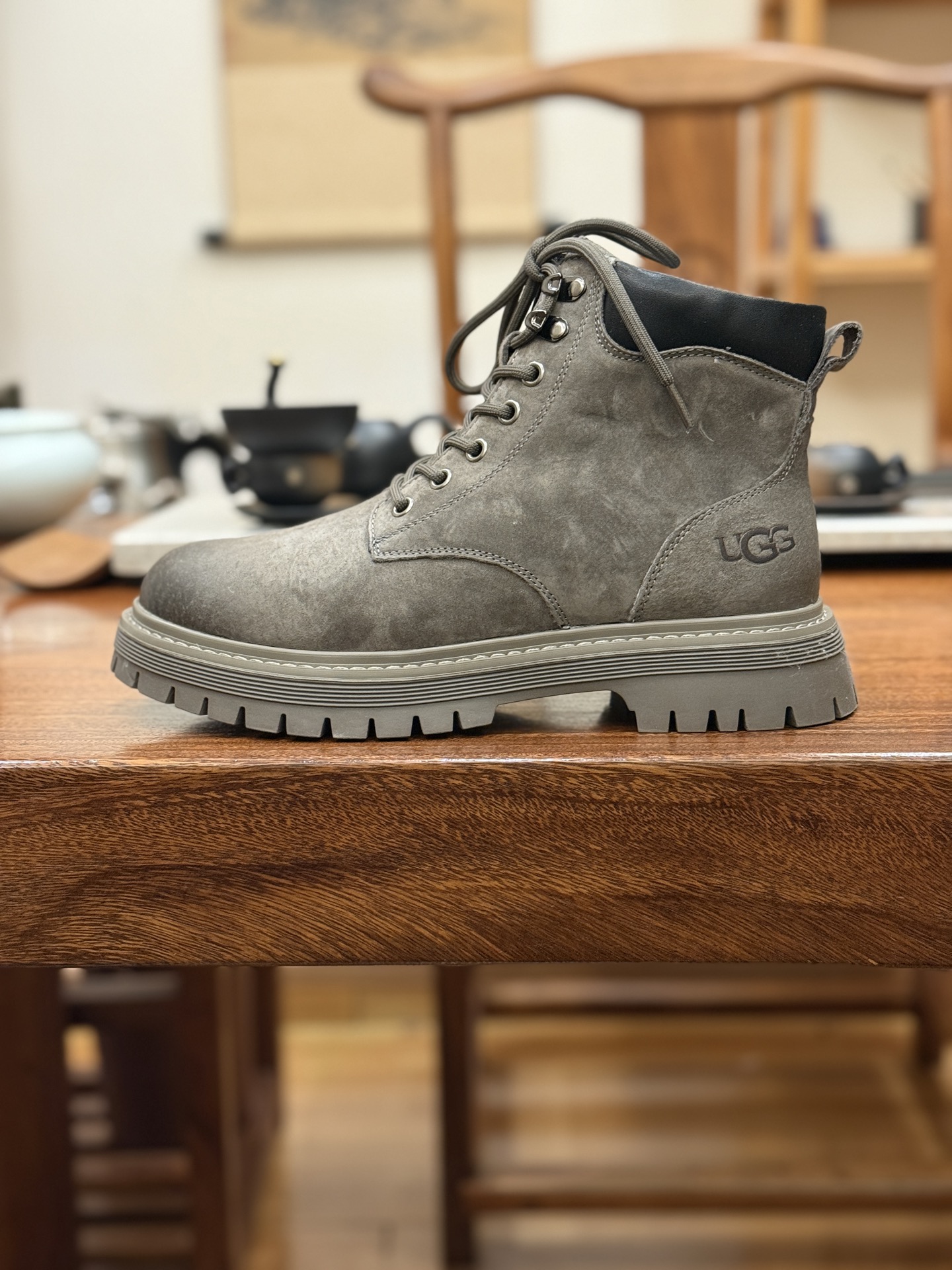 新货🚀UGG 秋冬新品(毛绒一体内里 保暖锁热🔥)秋冬必备 户外中帮休闲马丁靴雪地靴系列
#广东大厂品质 秋冬新款 时尚潮流搭配 面料釆用意大利进口磨砂牛皮 全鞋真牛皮材料 大底到五金都是代工厂原材料制作 好货不杀猪 首单质量严格把控 全套官网统一包装 今年冬季防寒户外专用产品 日常随意搭配 型男必备‼美国轻奢品牌【UGG】Tasman Weather Hybrid 塔斯曼混合系列中帮轻量休闲马丁靴尺码:38 39 40 41 42 43 44