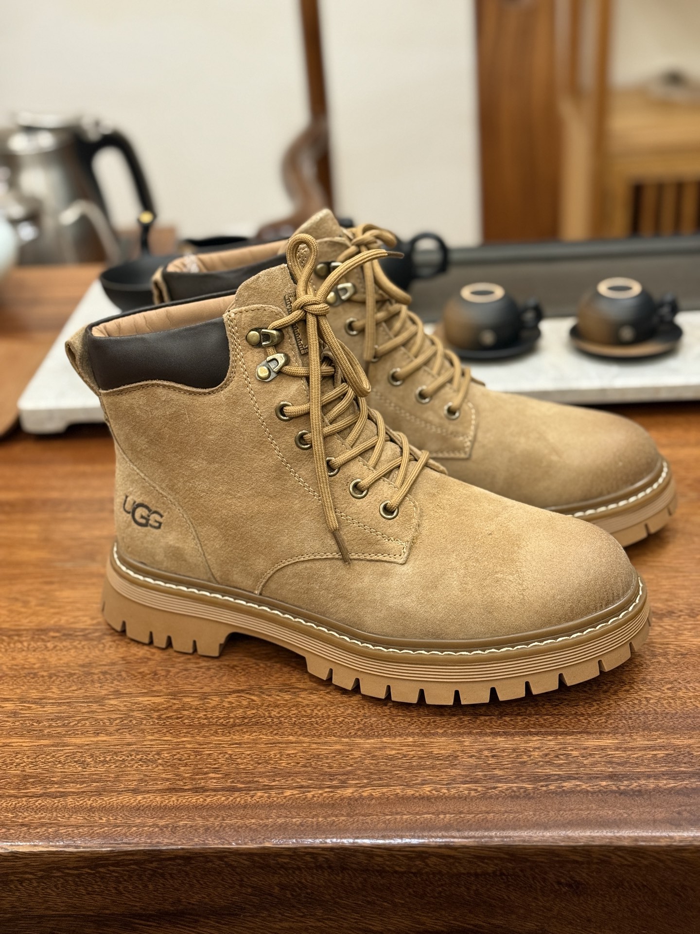 新货🚀UGG 秋冬新品(毛绒一体内里 保暖锁热🔥)秋冬必备 户外中帮休闲马丁靴雪地靴系列
#广东大厂品质 秋冬新款 时尚潮流搭配 面料釆用意大利进口磨砂牛皮 全鞋真牛皮材料 大底到五金都是代工厂原材料制作 好货不杀猪 首单质量严格把控 全套官网统一包装 今年冬季防寒户外专用产品 日常随意搭配 型男必备‼美国轻奢品牌【UGG】Tasman Weather Hybrid 塔斯曼混合系列中帮轻量休闲马丁靴尺码:38 39 40 41 42 43 44