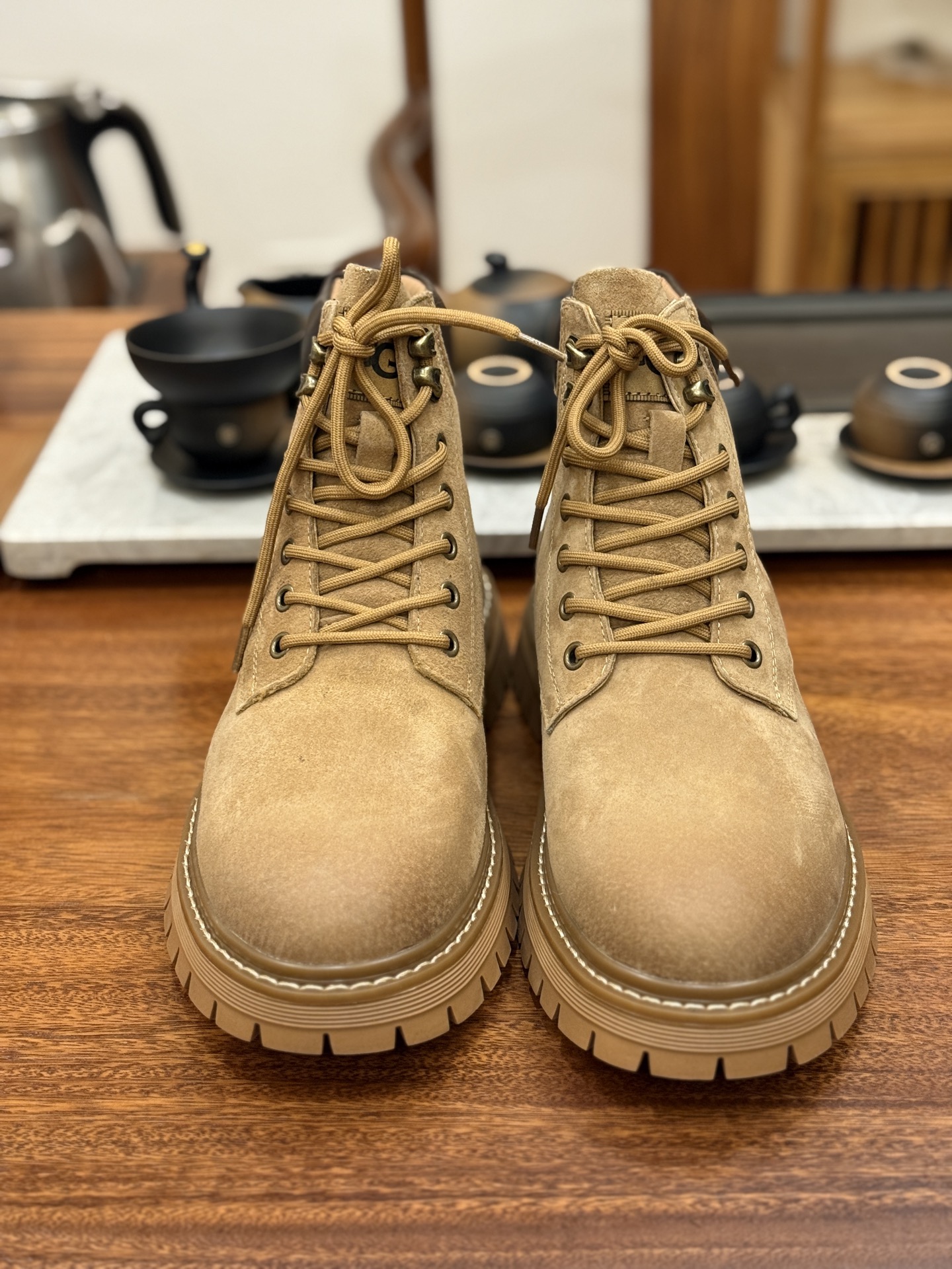 新货🚀UGG 秋冬新品(毛绒一体内里 保暖锁热🔥)秋冬必备 户外中帮休闲马丁靴雪地靴系列
#广东大厂品质 秋冬新款 时尚潮流搭配 面料釆用意大利进口磨砂牛皮 全鞋真牛皮材料 大底到五金都是代工厂原材料制作 好货不杀猪 首单质量严格把控 全套官网统一包装 今年冬季防寒户外专用产品 日常随意搭配 型男必备‼美国轻奢品牌【UGG】Tasman Weather Hybrid 塔斯曼混合系列中帮轻量休闲马丁靴尺码:38 39 40 41 42 43 44