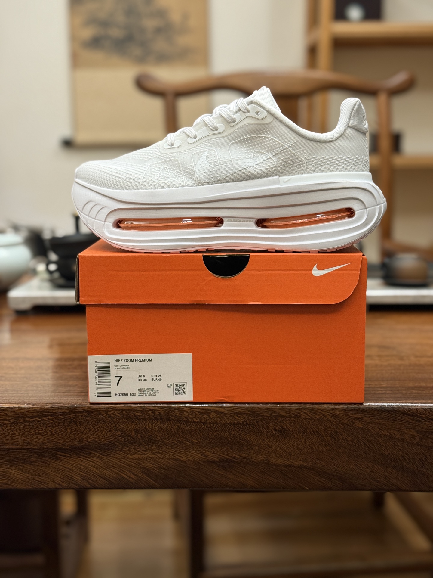 Nike Air Zoom Pegasus Premium 全掌气垫缓震网面运动跑鞋 Nike 运用 Air技术专利,推出 Nike Pegasus Premium,沿用经典 Pegasus 系列产品深受跑者喜爱的缓震功能,并配置 Nike 首款可见式塑形 Air Zoom 气垫. #全掌可见的Air Zoom首次在Pegasus系列中出现,模仿了Vaporfly的碳板曲线,增强了跑步时的流畅过渡.