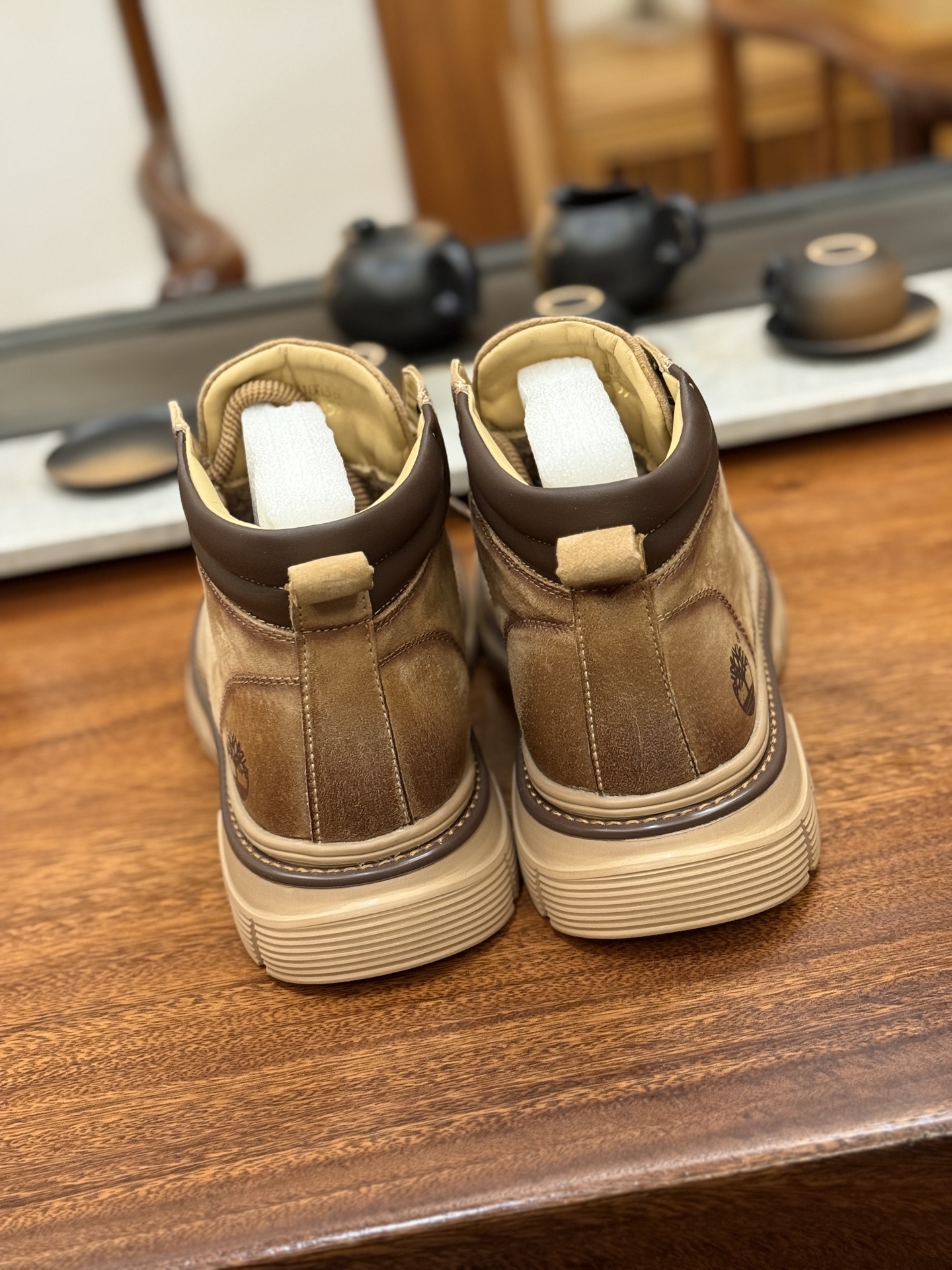 新货🚀#Timberland添柏岚/天伯伦 秋冬新品(毛绒内里🔥保暖锁热)秋冬必备户外休闲大黄靴系列#广东大厂品质 原盒原包装 时尚潮流搭配 面料采用意大利🇮🇹顶级磨砂细纹牛皮 轻质大底 搭配防臭防腐真皮乳胶鞋垫 大底到五金都是代工厂原材料制作 同原版固特异永不开胶工艺 好货不杀猪 首单质量严格把控 全网独家首发 品质毋庸置疑 全套官网统一包装 给您完美的穿着体验 质量考究耐穿 型男必备 专治不帅 高品质脚感一流 今年冬季防寒户外专用 日常随意搭配
尺码:38-44(皮鞋码)