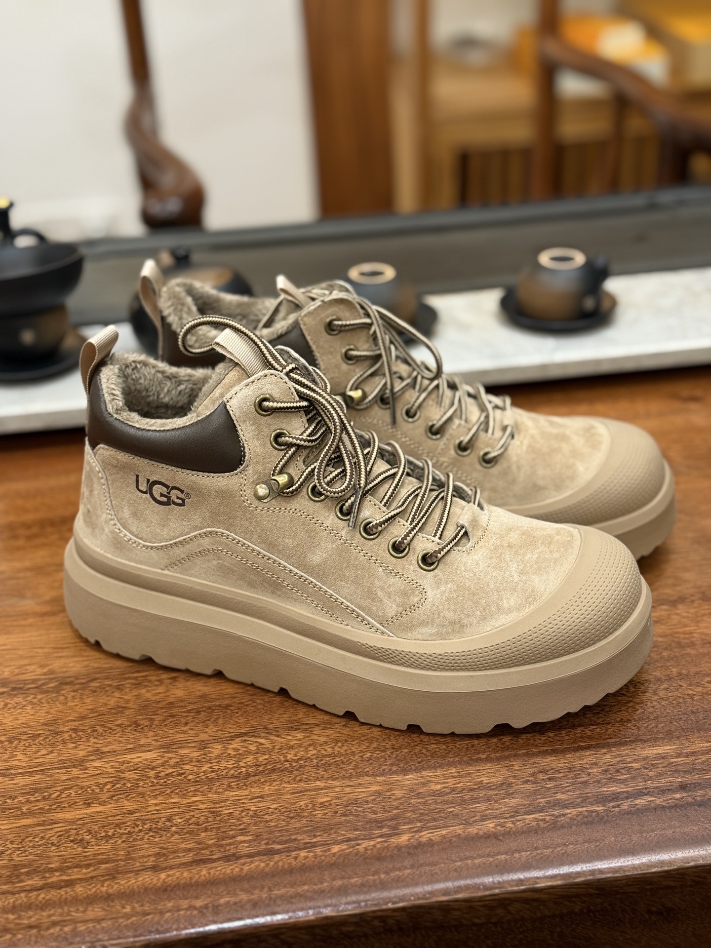 新货🚀#UGG秋冬新品(毛绒一体内里🔥保暖锁热)秋冬必备 户外中帮男士休闲鞋雪地靴马丁靴系列 广东大厂品质 秋冬新款 时尚潮流搭配 面料釆用意大利进口磨砂牛皮 全鞋真牛皮材料 大底到五金都是代工厂原材料制作 好货不杀猪 首单质量严格把控 全套官网统一包装 今年冬季防寒户外专用产品 日常随意搭配 型男必备‼美国轻奢品牌【UGG】Tasman Weather Hybrid 塔斯曼混合系列轻量休闲鞋尺码:39-44