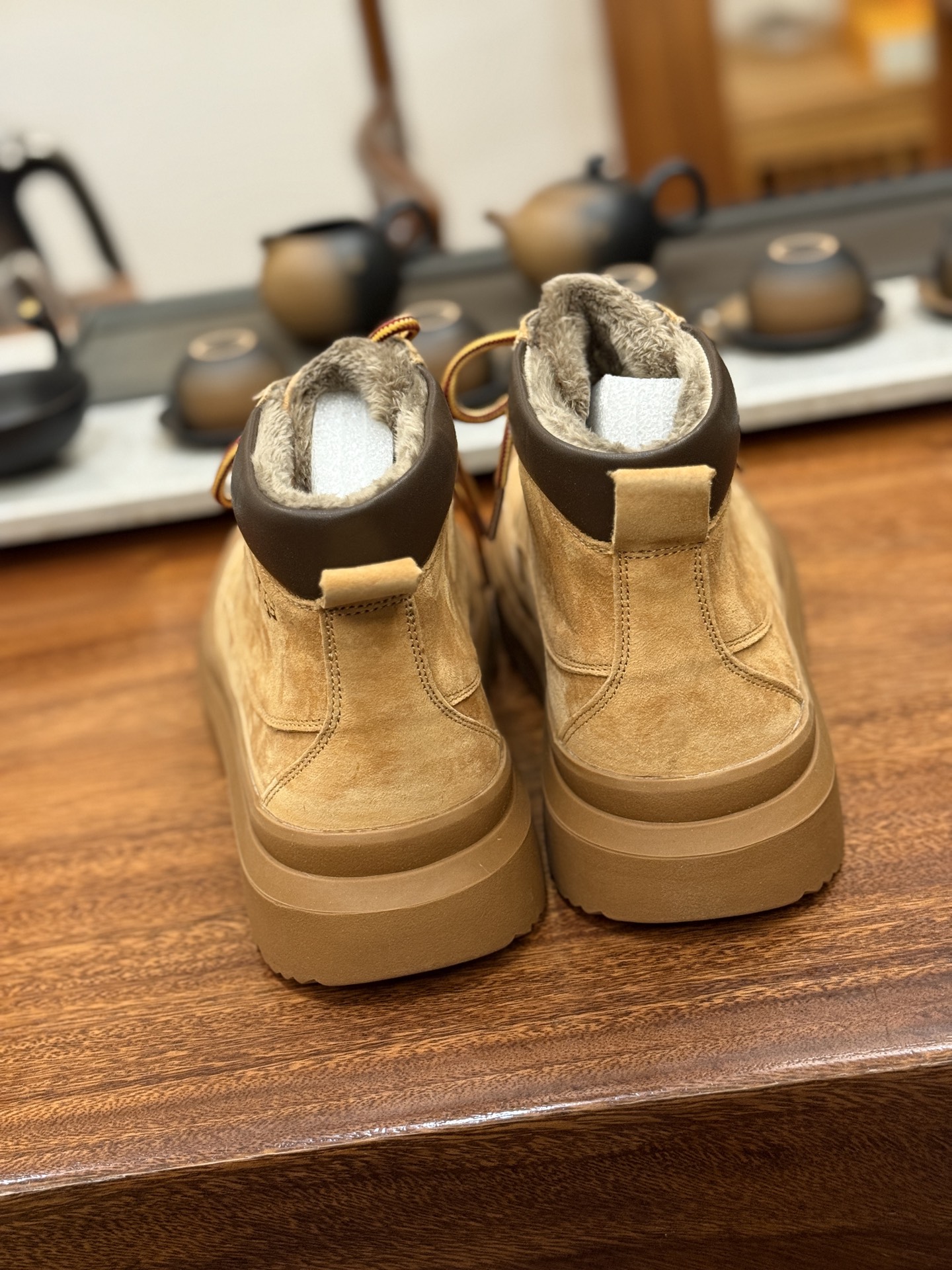 新货🚀#美国UGG秋冬新品(毛绒一体内里🔥保暖锁热)秋冬必备 户外男士高帮休闲马丁靴雪地靴系列 广东大厂品质 秋冬新款 时尚潮流搭配 面料釆用意大利进口磨砂牛皮 全鞋真牛皮材料 大底到五金都是代工厂原材料制作 好货不杀猪 首单质量严格把控 全套官网统一包装 今年冬季防寒户外专用产品 日常随意搭配 型男必备‼美国轻奢品牌【UGG】Tasman Weather Hybrid 塔斯曼混合系列轻量休闲鞋
尺码:38-44