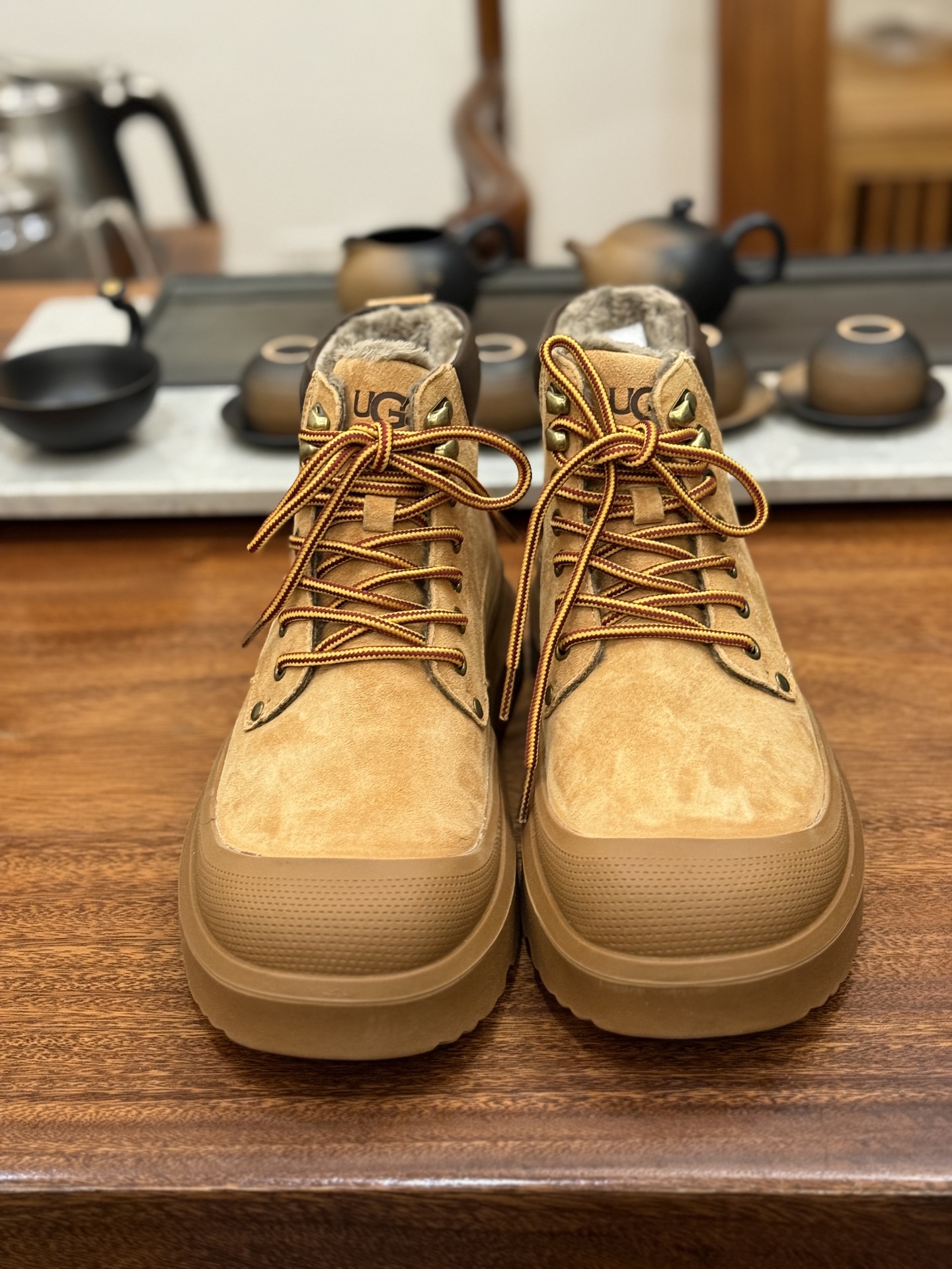 新货🚀#美国UGG秋冬新品(毛绒一体内里🔥保暖锁热)秋冬必备 户外男士高帮休闲马丁靴雪地靴系列 广东大厂品质 秋冬新款 时尚潮流搭配 面料釆用意大利进口磨砂牛皮 全鞋真牛皮材料 大底到五金都是代工厂原材料制作 好货不杀猪 首单质量严格把控 全套官网统一包装 今年冬季防寒户外专用产品 日常随意搭配 型男必备‼美国轻奢品牌【UGG】Tasman Weather Hybrid 塔斯曼混合系列轻量休闲鞋
尺码:38-44