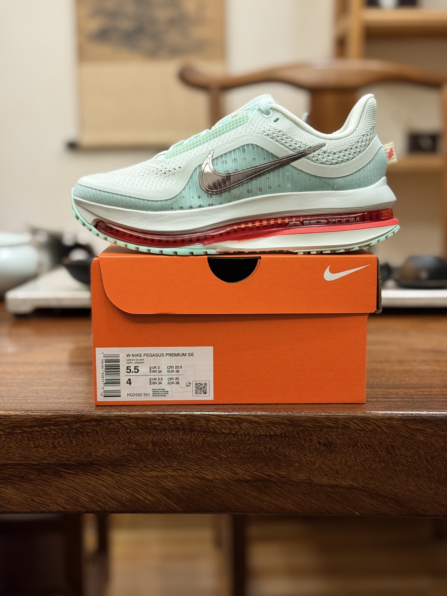 NIKE PEGASUS  PREMIUM耐克飞马公路跑步鞋 
 有史以来第一双拥有弯曲全掌的AIR ZOOM气垫，且结合ZOOM X 和REACT X 三明治的科技结构。从前掌开始以自然弧度延伸至后跟，能有效传给跑者从后脚触地到脚尖离地的力量。全掌可见的Air Zoom：首次在Pegasus系列中出现，模仿了Vaporfly的碳板曲线，增强了跑步时的流畅过渡。
货号：HQ2592-301
尺码：35.5 36 36.5 37.5 38 38.5 39 40 40.5  41 42 42.5 43 44 44.5 45 46