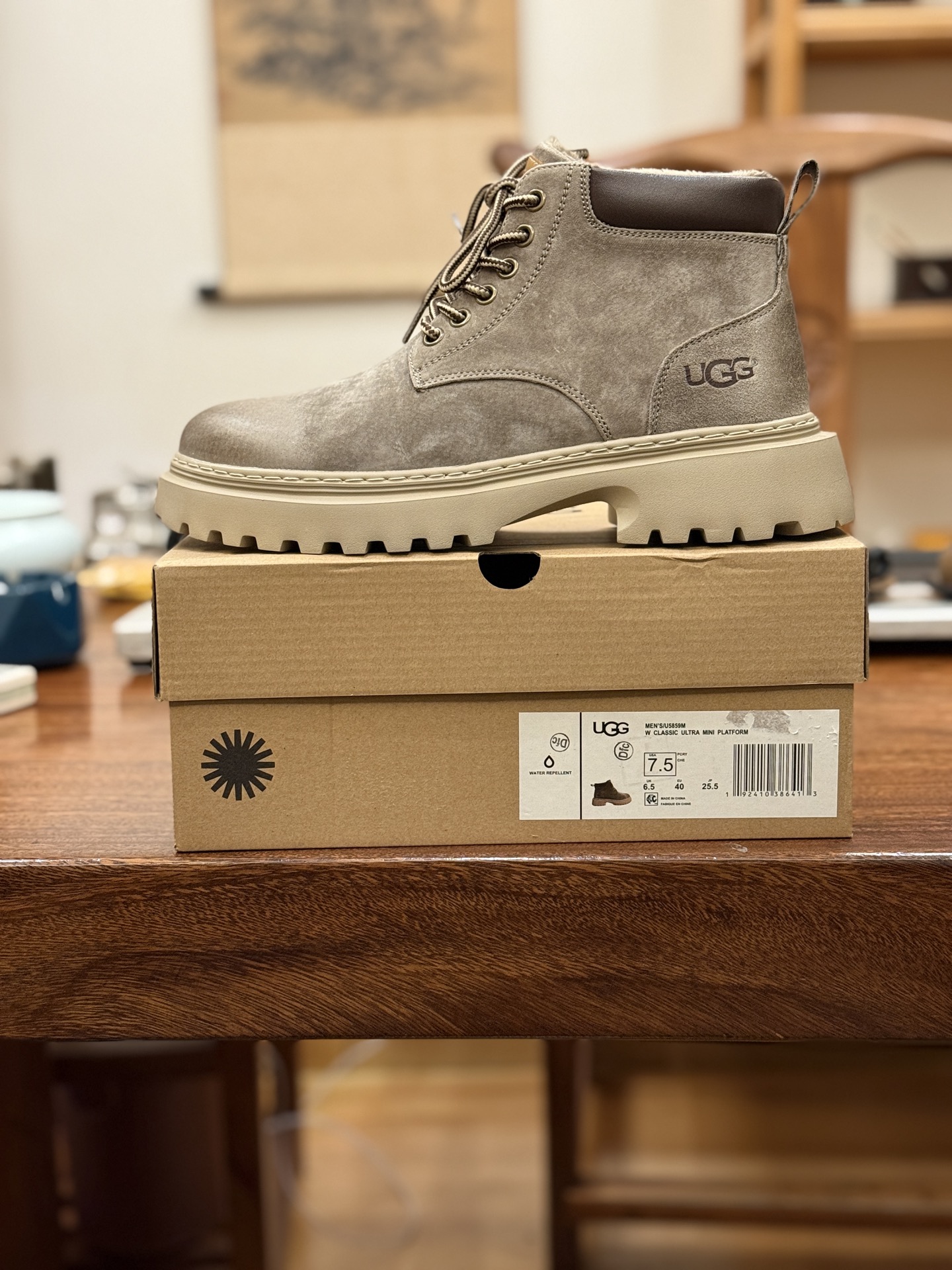 新货🚀UGG秋冬新品(毛绒一体内里保暖锁热🔥)秋冬必备 户外中帮休闲马丁靴雪地靴系列
# 代购专供品质 面料采用进口头层牛皮材质 鞋内里采用🔥毛茸一体内里保暖锁热。外置高弹Modern 外置防滑橡塑发泡超轻大底 系带设计 穿脱十分方便 采用TPU模压定型真皮鞋面材质#EVA轻翼外底防滑,耐磨性和良好的弹性!美国轻奢品牌【UGG】 Tasman Weather Hybrid 塔斯曼混合系列户外中帮休闲马丁靴雪地靴
尺码:39 40 41 42 43 44