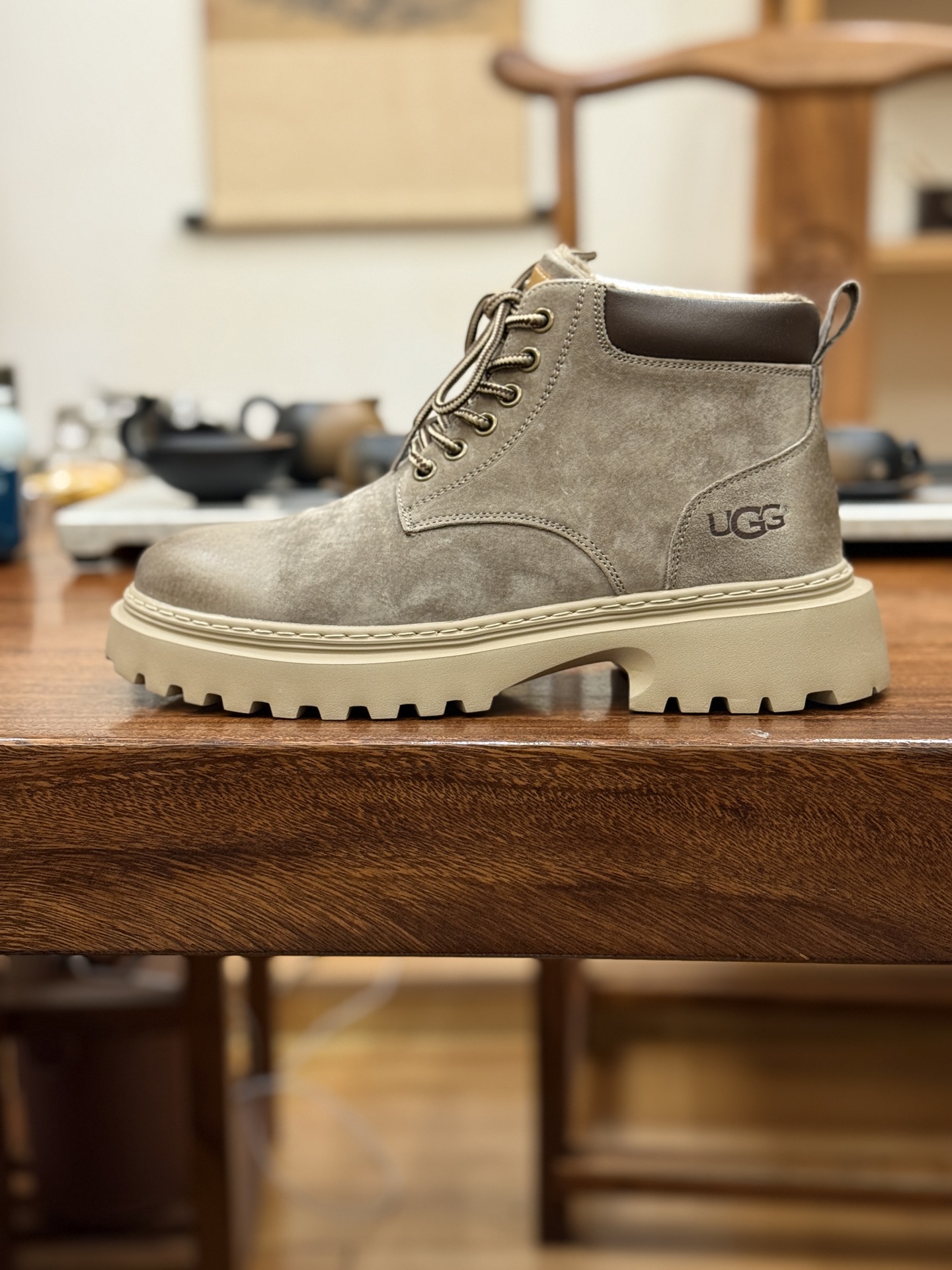 新货🚀UGG秋冬新品(毛绒一体内里保暖锁热🔥)秋冬必备 户外中帮休闲马丁靴雪地靴系列
# 代购专供品质 面料采用进口头层牛皮材质 鞋内里采用🔥毛茸一体内里保暖锁热。外置高弹Modern 外置防滑橡塑发泡超轻大底 系带设计 穿脱十分方便 采用TPU模压定型真皮鞋面材质#EVA轻翼外底防滑,耐磨性和良好的弹性!美国轻奢品牌【UGG】 Tasman Weather Hybrid 塔斯曼混合系列户外中帮休闲马丁靴雪地靴
尺码:39 40 41 42 43 44