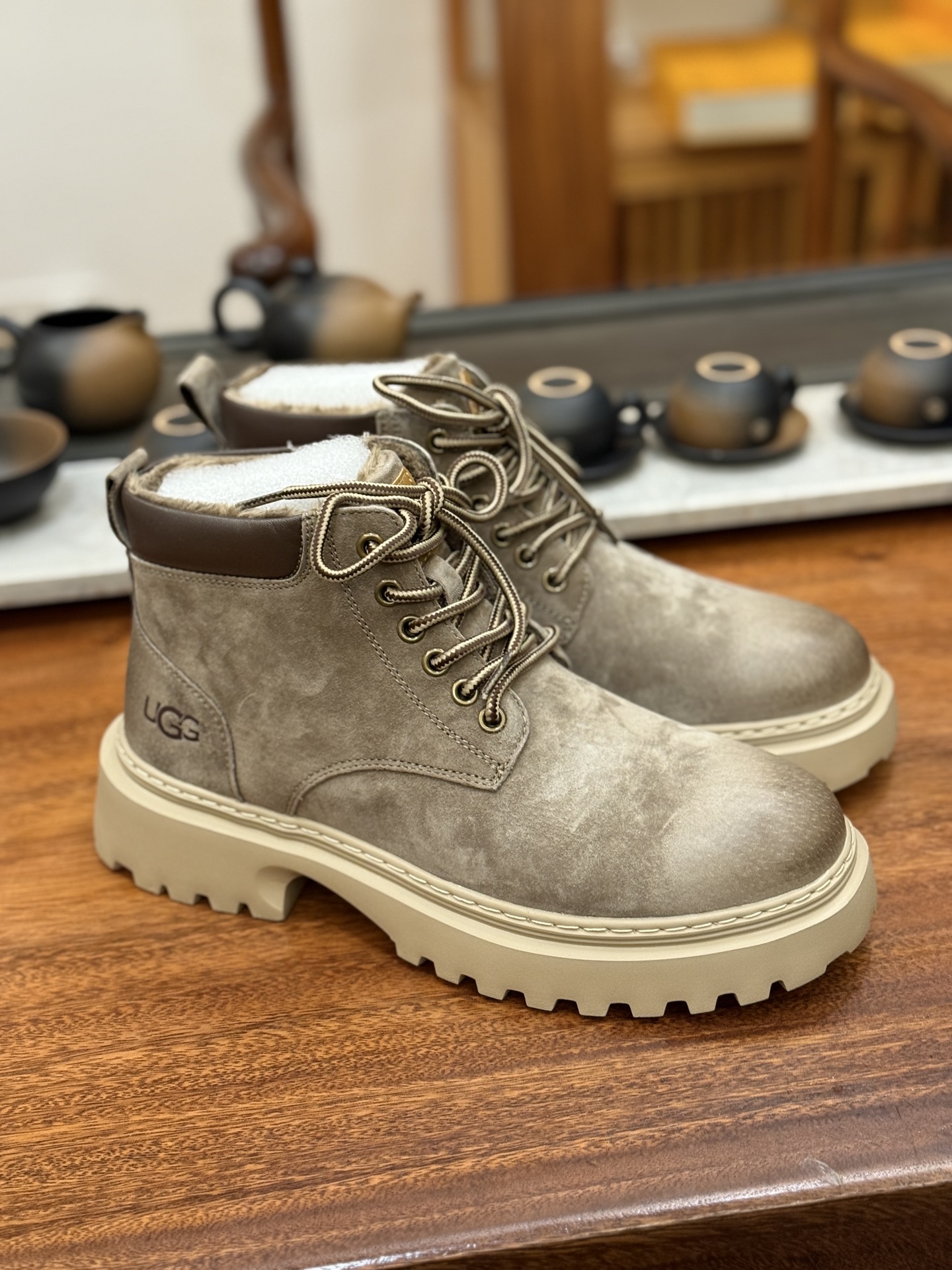 新货🚀UGG秋冬新品(毛绒一体内里保暖锁热🔥)秋冬必备 户外中帮休闲马丁靴雪地靴系列
# 代购专供品质 面料采用进口头层牛皮材质 鞋内里采用🔥毛茸一体内里保暖锁热。外置高弹Modern 外置防滑橡塑发泡超轻大底 系带设计 穿脱十分方便 采用TPU模压定型真皮鞋面材质#EVA轻翼外底防滑,耐磨性和良好的弹性!美国轻奢品牌【UGG】 Tasman Weather Hybrid 塔斯曼混合系列户外中帮休闲马丁靴雪地靴
尺码:39 40 41 42 43 44