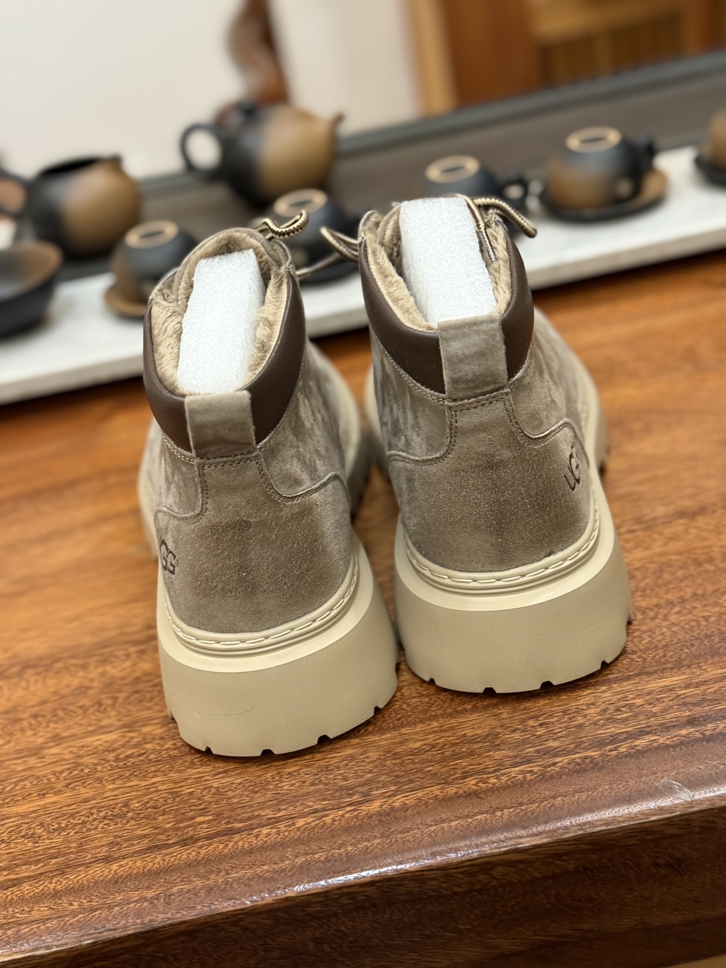 新货🚀UGG秋冬新品(毛绒一体内里保暖锁热🔥)秋冬必备 户外中帮休闲马丁靴雪地靴系列
# 代购专供品质 面料采用进口头层牛皮材质 鞋内里采用🔥毛茸一体内里保暖锁热。外置高弹Modern 外置防滑橡塑发泡超轻大底 系带设计 穿脱十分方便 采用TPU模压定型真皮鞋面材质#EVA轻翼外底防滑,耐磨性和良好的弹性!美国轻奢品牌【UGG】 Tasman Weather Hybrid 塔斯曼混合系列户外中帮休闲马丁靴雪地靴
尺码:39 40 41 42 43 44