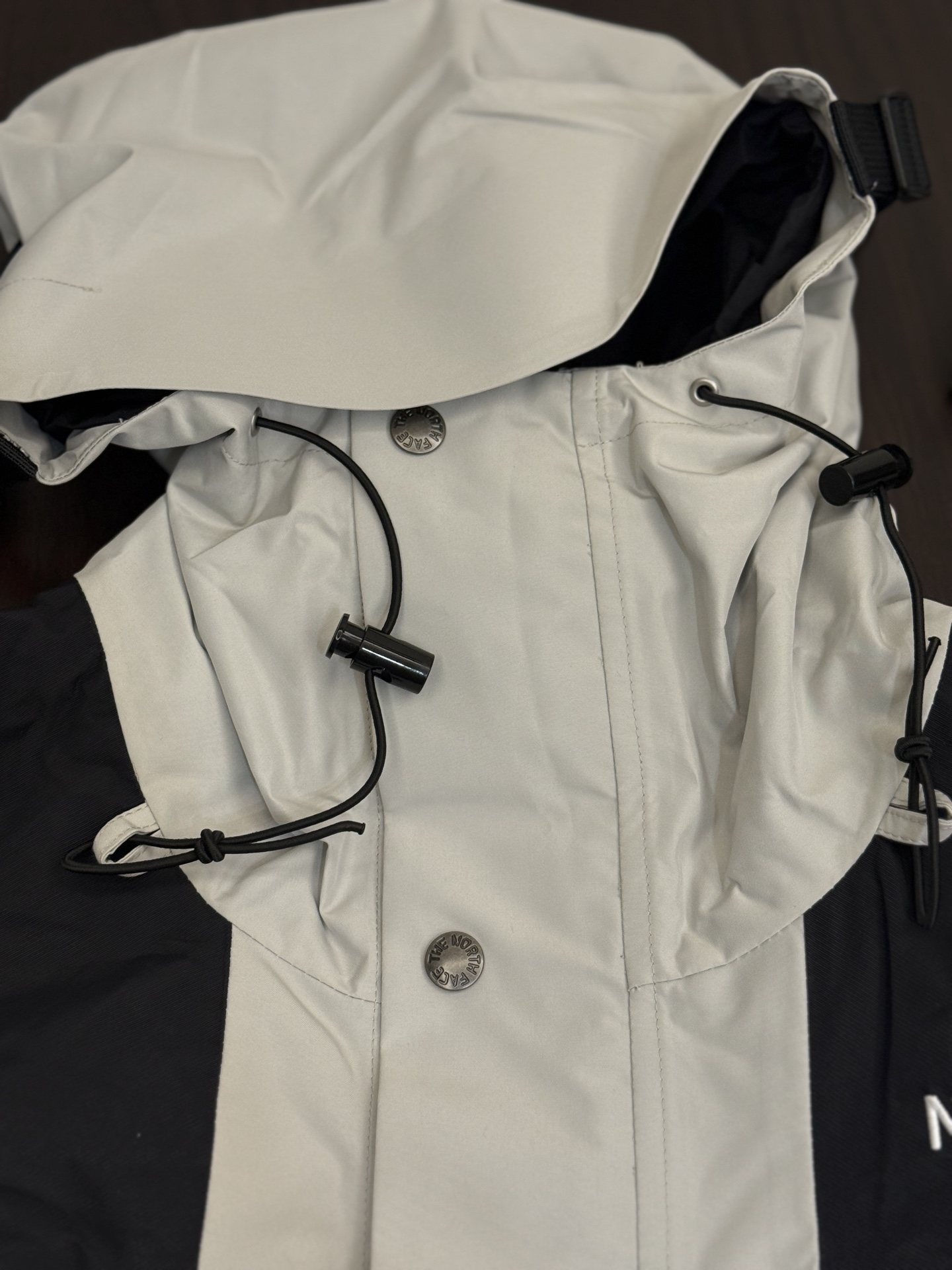 顶级版 公司级 平台货 顶级压胶版本 The North Facel 北面 经典 90冲锋衣 灰白色 男女同款 尺码 XS S M L XL XXL