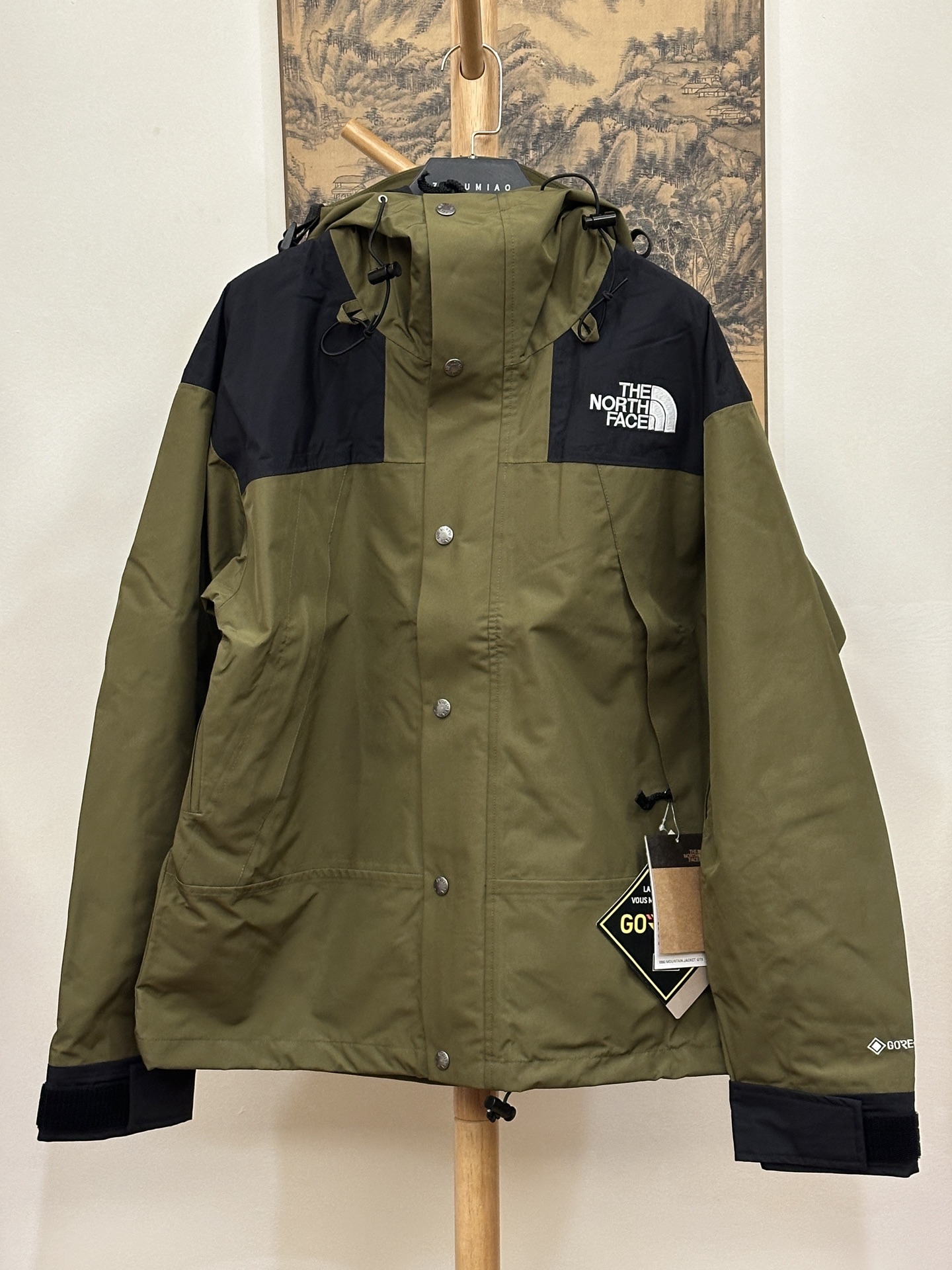 顶级版 公司级 平台货 顶级压胶版本 The North Facel 北面 经典 90冲锋衣 军绿色 男女同款 尺码 XS S M L XL XXL