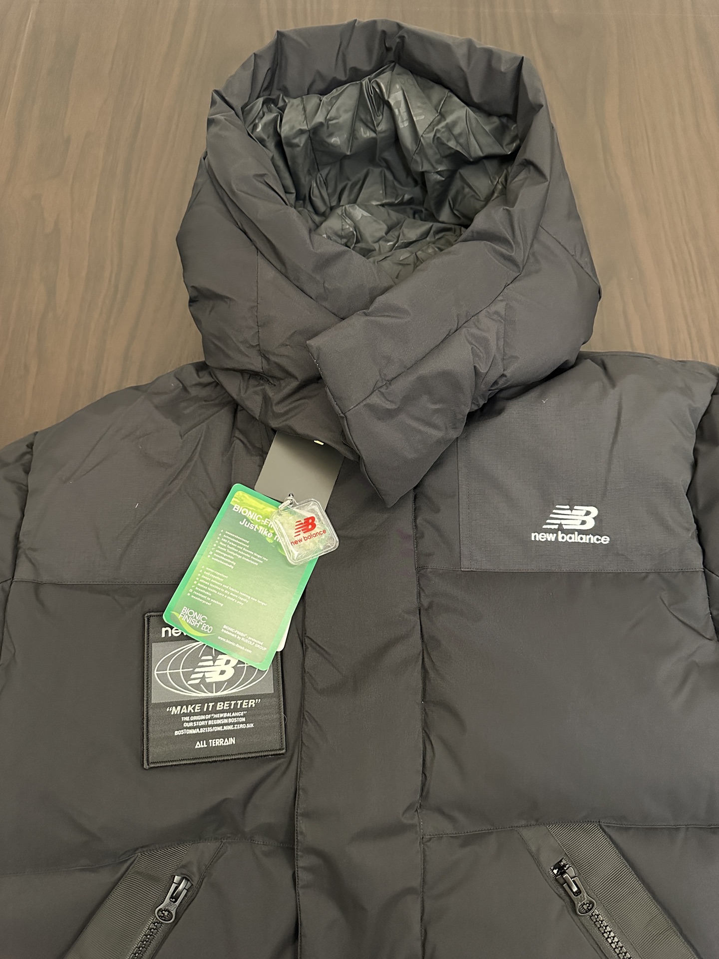 双十一 双十二,特价福利款 原价5XX
𝗡𝗲𝘄 𝗕𝗮𝗹𝗮𝗻𝗰𝗲| NB 新百伦徽章魔术贴 连帽款 /羽绒服
产品配色:黑色,白色
码数:XS S M L XL XXL
顶级原版复刻版本就是指目前国内最高版本(没有之一)
1⃣️ 进口barudan/百灵达绣花机定制万针电绣,采用进口7号针,进口绣线,保证每字饱满、立体、清晰,可称最贵绣标!
2⃣️采用国标80白鸭绒填充,保暖性能更出色,轻便不厚重,压缩后的蓬松度恢复性好!
3⃣️原厂定制40D四级防水布料,独家采用原版一致单层布料做法,采用单层布料考验了布料及羽绒必须要达标,防止跑绒,并保证手感及膨松度,内里采用尼龙nylon双重双层封禁设计,不会出现任何跑绒现象,内置抽拉绳扣的可调节下摆,可防风防寒!
4⃣️拉链原厂定制,刻字清晰,质感完美顺滑.
不吹嘘,目前能比我们做的更好的几乎没有!
用心做一件原版产品,让每一位客户有底气去给他的客户介绍说:这个是国内最顶级复刻版本。
好的产品不需要过多软文去衬托,
只有垃圾产品才会吹嘘:原单ZP 用洒洒洋洋几千字来打动消费者!
虽是F货但不输ZP!
支持15天无理由退货(不影响二次销售)