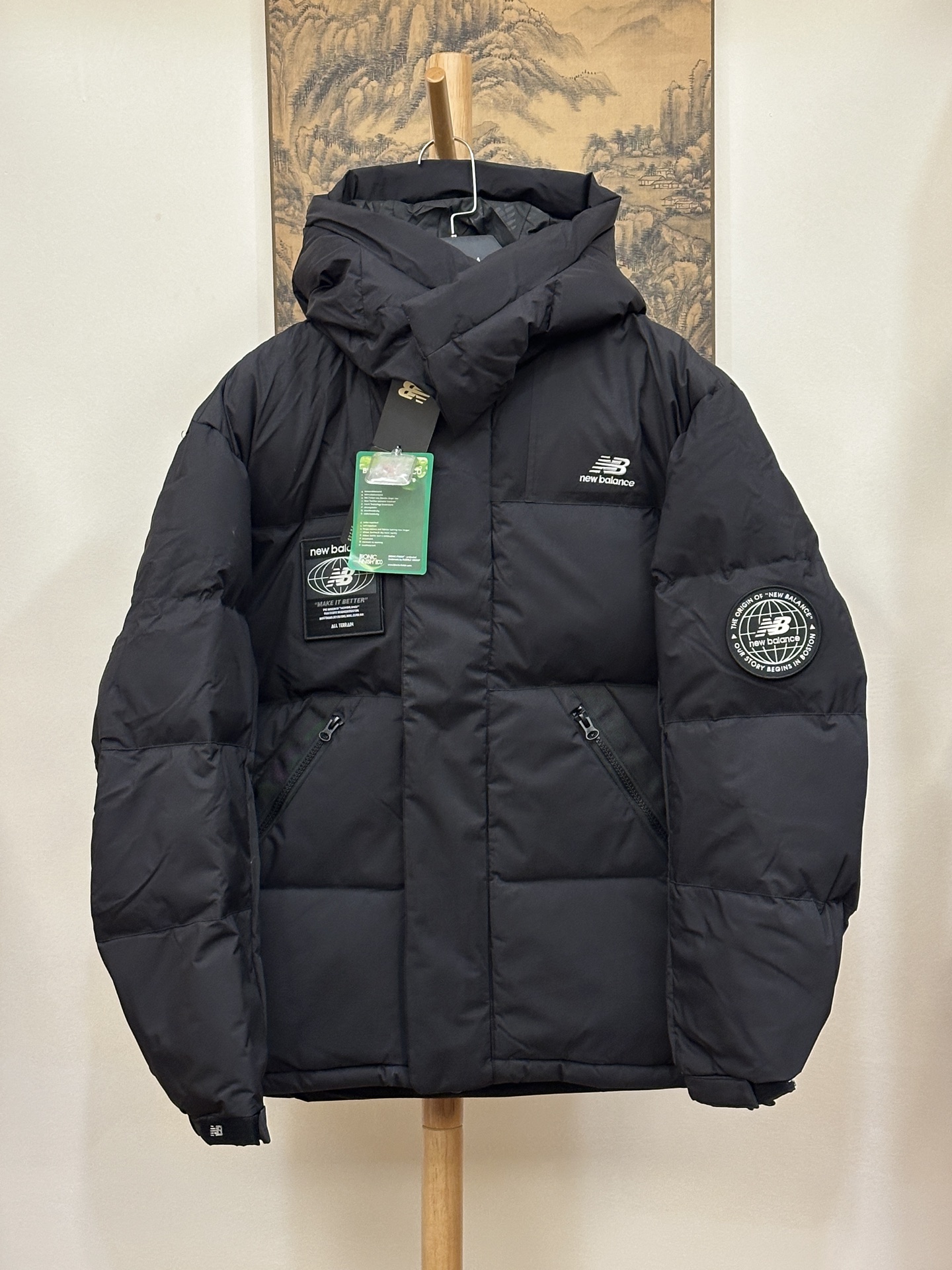 双十一 双十二，特价福利款 原价5XX 
𝗡𝗲𝘄 𝗕𝗮𝗹𝗮𝗻𝗰𝗲｜ NB 新百伦徽章魔术贴 连帽款 /羽绒服

产品配色：黑色，白色

码数：XS S M L XL XXL

顶级原版复刻版本就是指目前国内最高版本（没有之一）

1⃣️ 进口barudan/百灵达绣花机定制万针电绣，采用进口7号针，进口绣线，保证每字饱满、立体、清晰，可称最贵绣标！

2⃣️采用国标80白鸭绒填充，保暖性能更出色，轻便不厚重，压缩后的蓬松度恢复性好！ 

3⃣️原厂定制40D四级防水布料，独家采用原版一致单层布料做法，采用单层布料考验了布料及羽绒必须要达标，防止跑绒，并保证手感及膨松度，内里采用尼龙nylon双重双层封禁设计，不会出现任何跑绒现象，内置抽拉绳扣的可调节下摆，可防风防寒！ 

4⃣️拉链原厂定制，刻字清晰，质感完美顺滑.

不吹嘘，目前能比我们做的更好的几乎没有！
用心做一件原版产品，让每一位客户有底气去给他的客户介绍说：这个是国内最顶级复刻版本。
好的产品不需要过多软文去衬托，
只有垃圾产品才会吹嘘：原单ZP 用洒洒洋洋几千字来打动消费者！
虽是F货但不输ZP！
支持15天无理由退货（不影响二次销售）