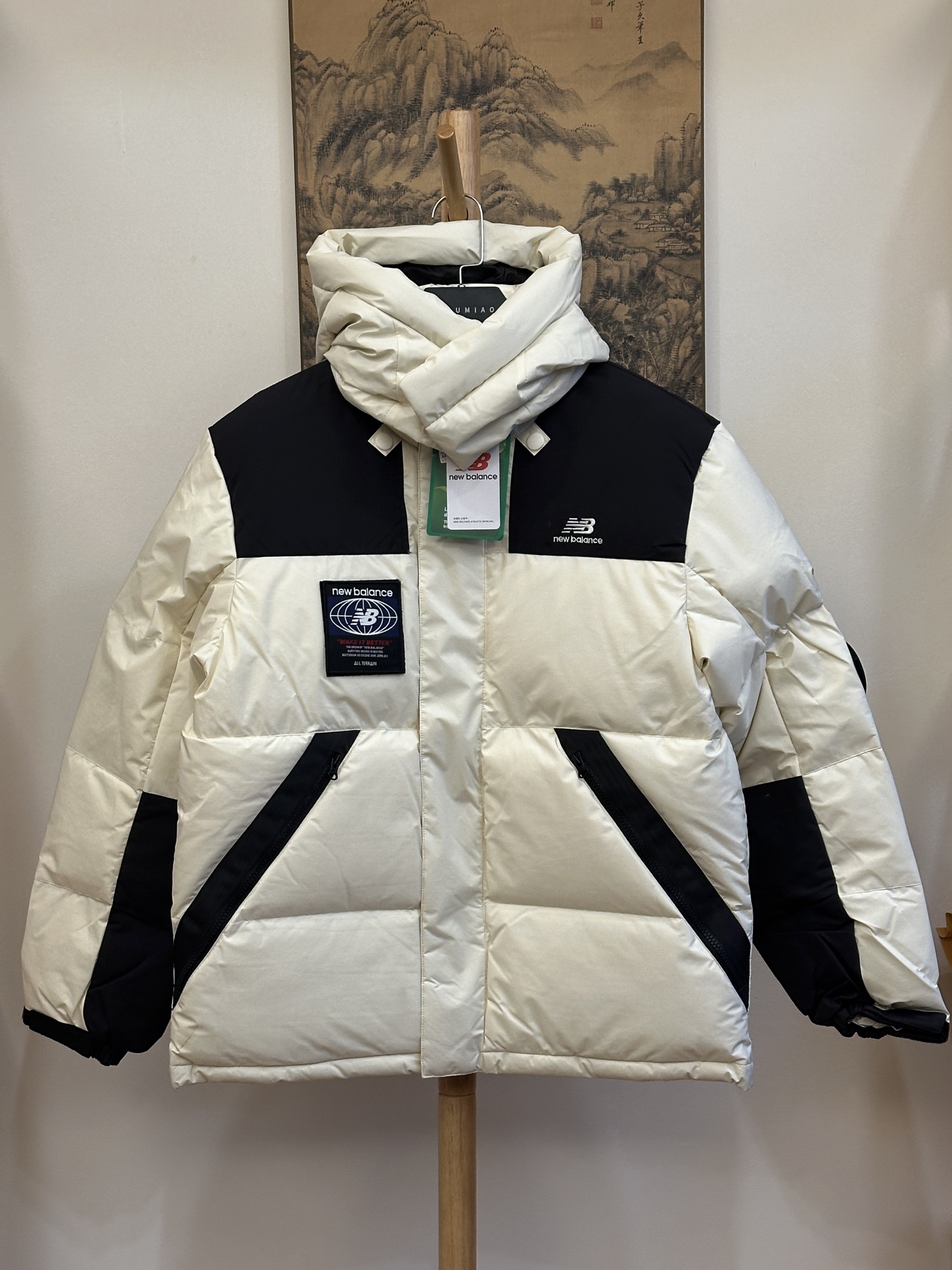 双十一 双十二，特价福利款 原价5XX 
𝗡𝗲𝘄 𝗕𝗮𝗹𝗮𝗻𝗰𝗲｜ NB 新百伦徽章魔术贴 连帽款 /羽绒服

产品配色：黑色，白色

码数：XS S M L XL XXL

顶级原版复刻版本就是指目前国内最高版本（没有之一）

1⃣️ 进口barudan/百灵达绣花机定制万针电绣，采用进口7号针，进口绣线，保证每字饱满、立体、清晰，可称最贵绣标！

2⃣️采用国标80白鸭绒填充，保暖性能更出色，轻便不厚重，压缩后的蓬松度恢复性好！ 

3⃣️原厂定制40D四级防水布料，独家采用原版一致单层布料做法，采用单层布料考验了布料及羽绒必须要达标，防止跑绒，并保证手感及膨松度，内里采用尼龙nylon双重双层封禁设计，不会出现任何跑绒现象，内置抽拉绳扣的可调节下摆，可防风防寒！ 

4⃣️拉链原厂定制，刻字清晰，质感完美顺滑.

不吹嘘，目前能比我们做的更好的几乎没有！
用心做一件原版产品，让每一位客户有底气去给他的客户介绍说：这个是国内最顶级复刻版本。
好的产品不需要过多软文去衬托，
只有垃圾产品才会吹嘘：原单ZP 用洒洒洋洋几千字来打动消费者！
虽是F货但不输ZP！
支持15天无理由退货（不影响二次销售）