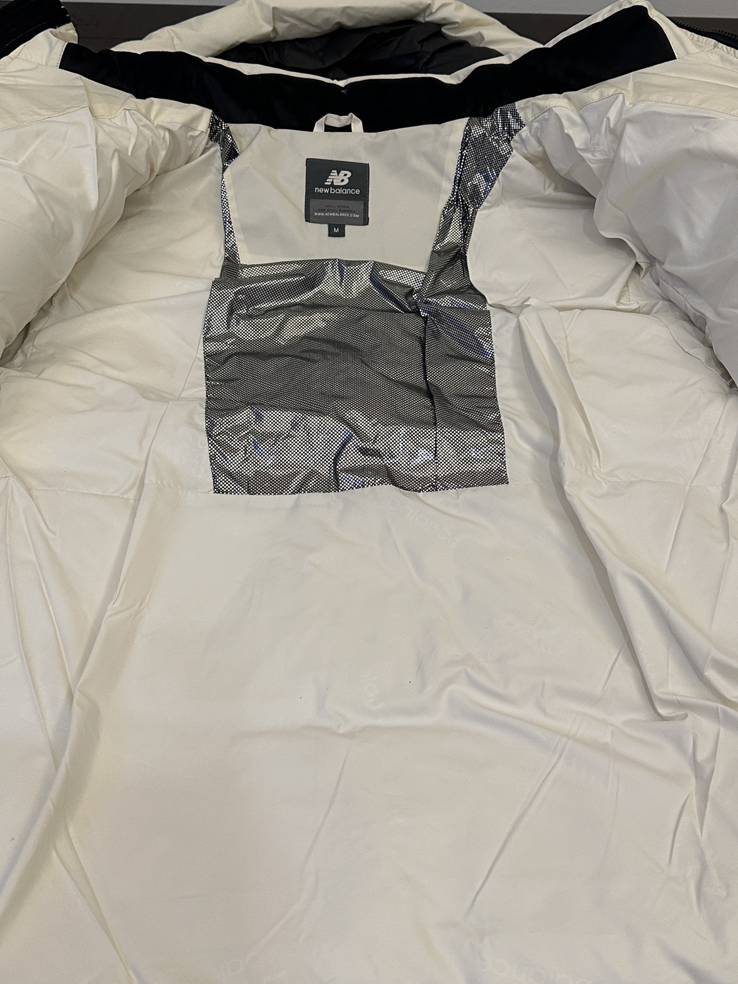 双十一 双十二,特价福利款 原价5XX
𝗡𝗲𝘄 𝗕𝗮𝗹𝗮𝗻𝗰𝗲| NB 新百伦徽章魔术贴 连帽款 /羽绒服
产品配色:黑色,白色
码数:XS S M L XL XXL
顶级原版复刻版本就是指目前国内最高版本(没有之一)
1⃣️ 进口barudan/百灵达绣花机定制万针电绣,采用进口7号针,进口绣线,保证每字饱满、立体、清晰,可称最贵绣标!
2⃣️采用国标80白鸭绒填充,保暖性能更出色,轻便不厚重,压缩后的蓬松度恢复性好!
3⃣️原厂定制40D四级防水布料,独家采用原版一致单层布料做法,采用单层布料考验了布料及羽绒必须要达标,防止跑绒,并保证手感及膨松度,内里采用尼龙nylon双重双层封禁设计,不会出现任何跑绒现象,内置抽拉绳扣的可调节下摆,可防风防寒!
4⃣️拉链原厂定制,刻字清晰,质感完美顺滑.
不吹嘘,目前能比我们做的更好的几乎没有!
用心做一件原版产品,让每一位客户有底气去给他的客户介绍说:这个是国内最顶级复刻版本。
好的产品不需要过多软文去衬托,
只有垃圾产品才会吹嘘:原单ZP 用洒洒洋洋几千字来打动消费者!
虽是F货但不输ZP!
支持15天无理由退货(不影响二次销售)