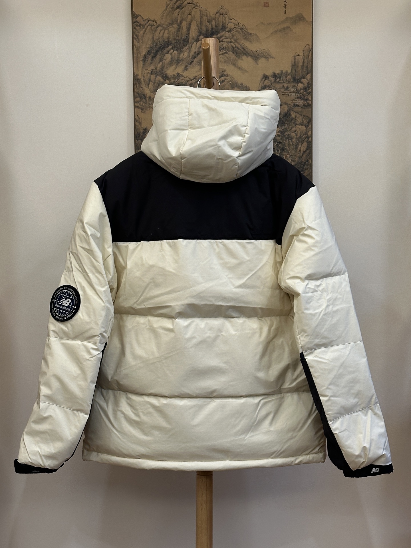 双十一 双十二,特价福利款 原价5XX
𝗡𝗲𝘄 𝗕𝗮𝗹𝗮𝗻𝗰𝗲| NB 新百伦徽章魔术贴 连帽款 /羽绒服
产品配色:黑色,白色
码数:XS S M L XL XXL
顶级原版复刻版本就是指目前国内最高版本(没有之一)
1⃣️ 进口barudan/百灵达绣花机定制万针电绣,采用进口7号针,进口绣线,保证每字饱满、立体、清晰,可称最贵绣标!
2⃣️采用国标80白鸭绒填充,保暖性能更出色,轻便不厚重,压缩后的蓬松度恢复性好!
3⃣️原厂定制40D四级防水布料,独家采用原版一致单层布料做法,采用单层布料考验了布料及羽绒必须要达标,防止跑绒,并保证手感及膨松度,内里采用尼龙nylon双重双层封禁设计,不会出现任何跑绒现象,内置抽拉绳扣的可调节下摆,可防风防寒!
4⃣️拉链原厂定制,刻字清晰,质感完美顺滑.
不吹嘘,目前能比我们做的更好的几乎没有!
用心做一件原版产品,让每一位客户有底气去给他的客户介绍说:这个是国内最顶级复刻版本。
好的产品不需要过多软文去衬托,
只有垃圾产品才会吹嘘:原单ZP 用洒洒洋洋几千字来打动消费者!
虽是F货但不输ZP!
支持15天无理由退货(不影响二次销售)