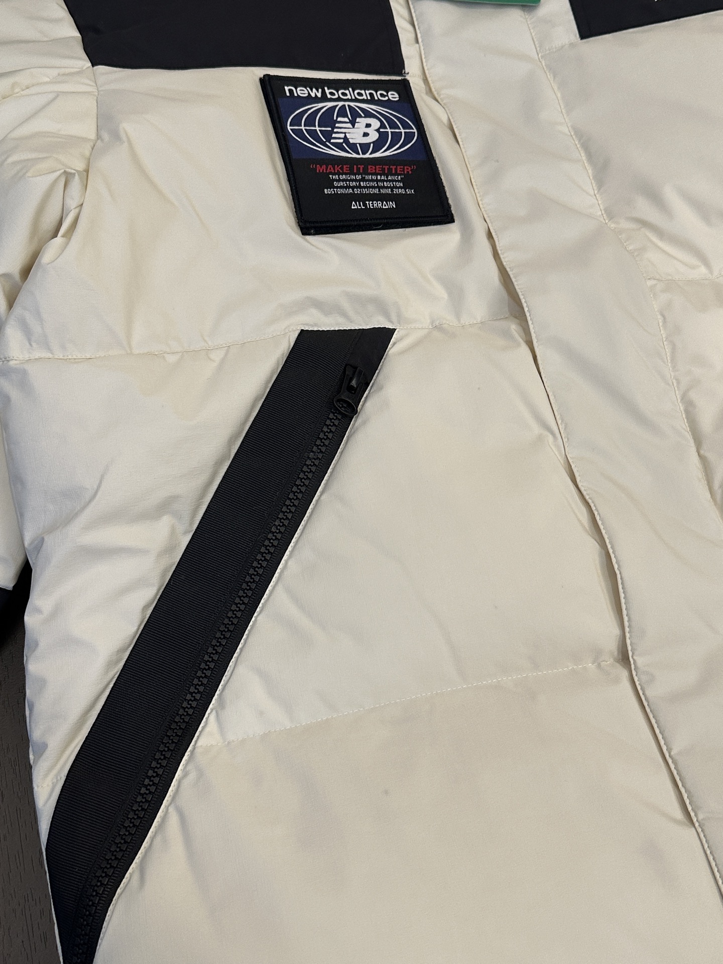 双十一 双十二,特价福利款 原价5XX
𝗡𝗲𝘄 𝗕𝗮𝗹𝗮𝗻𝗰𝗲| NB 新百伦徽章魔术贴 连帽款 /羽绒服
产品配色:黑色,白色
码数:XS S M L XL XXL
顶级原版复刻版本就是指目前国内最高版本(没有之一)
1⃣️ 进口barudan/百灵达绣花机定制万针电绣,采用进口7号针,进口绣线,保证每字饱满、立体、清晰,可称最贵绣标!
2⃣️采用国标80白鸭绒填充,保暖性能更出色,轻便不厚重,压缩后的蓬松度恢复性好!
3⃣️原厂定制40D四级防水布料,独家采用原版一致单层布料做法,采用单层布料考验了布料及羽绒必须要达标,防止跑绒,并保证手感及膨松度,内里采用尼龙nylon双重双层封禁设计,不会出现任何跑绒现象,内置抽拉绳扣的可调节下摆,可防风防寒!
4⃣️拉链原厂定制,刻字清晰,质感完美顺滑.
不吹嘘,目前能比我们做的更好的几乎没有!
用心做一件原版产品,让每一位客户有底气去给他的客户介绍说:这个是国内最顶级复刻版本。
好的产品不需要过多软文去衬托,
只有垃圾产品才会吹嘘:原单ZP 用洒洒洋洋几千字来打动消费者!
虽是F货但不输ZP!
支持15天无理由退货(不影响二次销售)