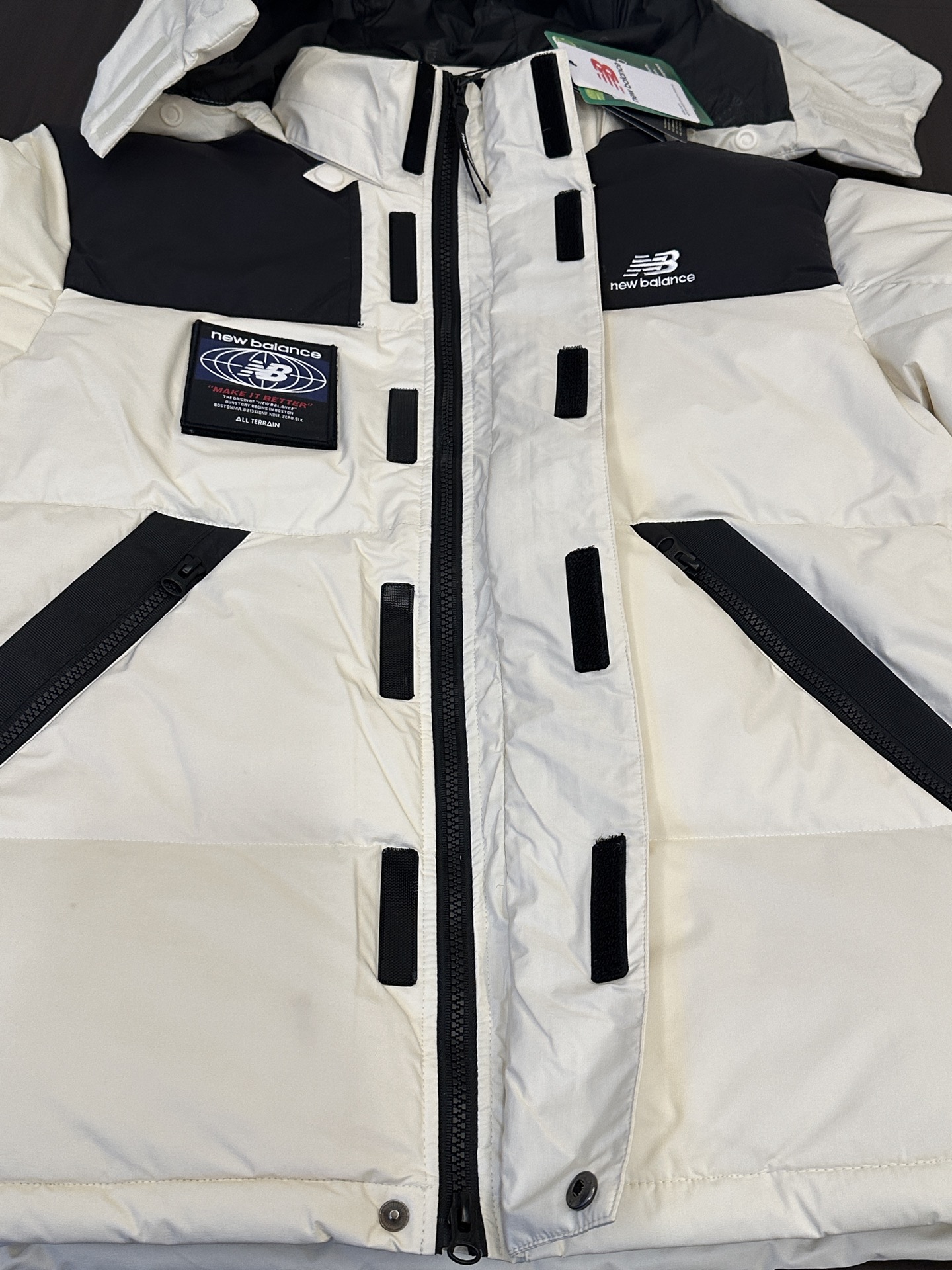 双十一 双十二,特价福利款 原价5XX
𝗡𝗲𝘄 𝗕𝗮𝗹𝗮𝗻𝗰𝗲| NB 新百伦徽章魔术贴 连帽款 /羽绒服
产品配色:黑色,白色
码数:XS S M L XL XXL
顶级原版复刻版本就是指目前国内最高版本(没有之一)
1⃣️ 进口barudan/百灵达绣花机定制万针电绣,采用进口7号针,进口绣线,保证每字饱满、立体、清晰,可称最贵绣标!
2⃣️采用国标80白鸭绒填充,保暖性能更出色,轻便不厚重,压缩后的蓬松度恢复性好!
3⃣️原厂定制40D四级防水布料,独家采用原版一致单层布料做法,采用单层布料考验了布料及羽绒必须要达标,防止跑绒,并保证手感及膨松度,内里采用尼龙nylon双重双层封禁设计,不会出现任何跑绒现象,内置抽拉绳扣的可调节下摆,可防风防寒!
4⃣️拉链原厂定制,刻字清晰,质感完美顺滑.
不吹嘘,目前能比我们做的更好的几乎没有!
用心做一件原版产品,让每一位客户有底气去给他的客户介绍说:这个是国内最顶级复刻版本。
好的产品不需要过多软文去衬托,
只有垃圾产品才会吹嘘:原单ZP 用洒洒洋洋几千字来打动消费者!
虽是F货但不输ZP!
支持15天无理由退货(不影响二次销售)