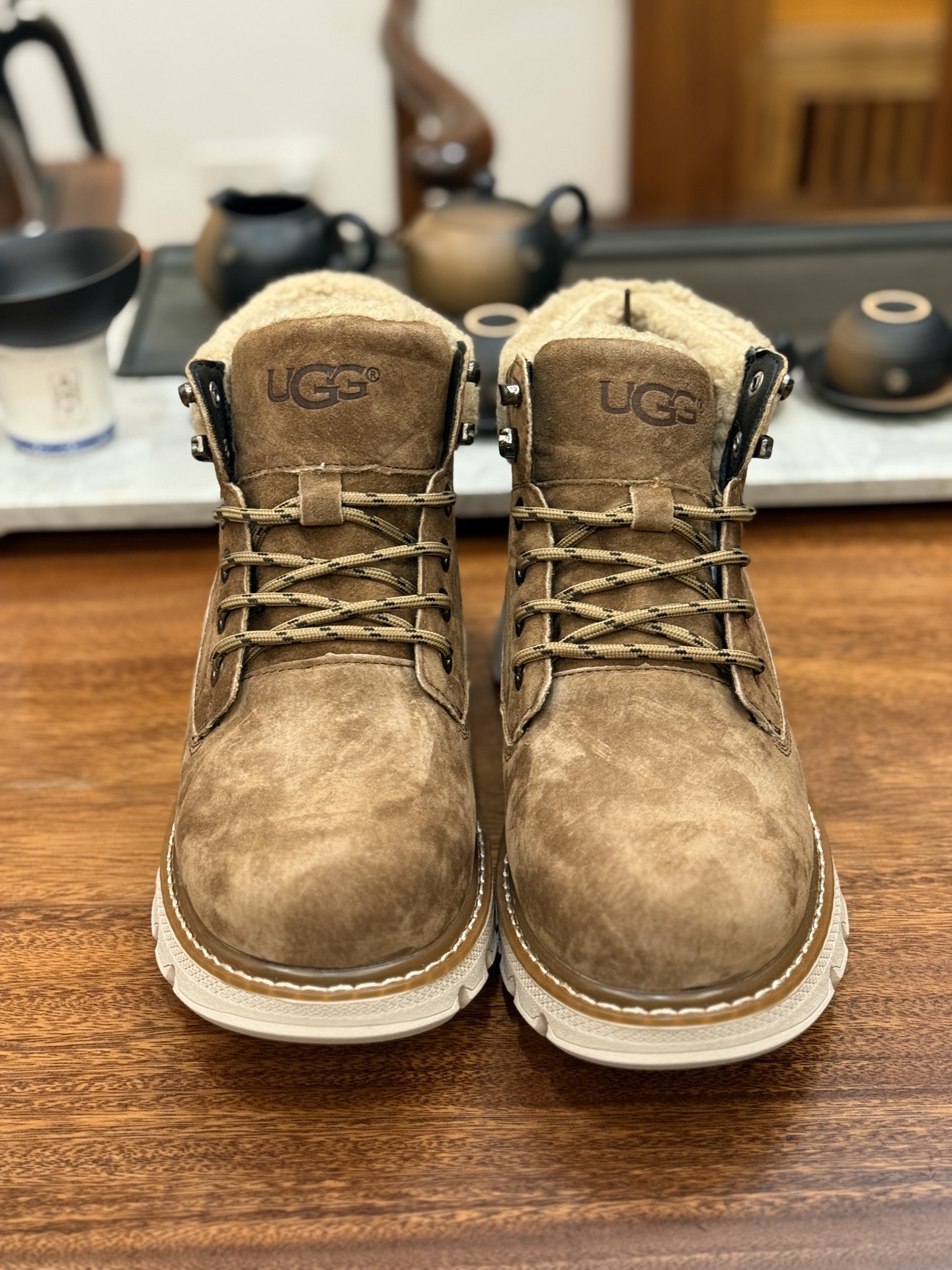 新货🚀UGG 秋冬新品(羊羔毛一体内里 保暖锁热🔥)秋冬必备 户外中帮休闲马丁靴雪地靴系列
#广东大厂品质 秋冬新款 时尚潮流搭配 面料釆用意大利进口磨砂牛皮 全鞋真牛皮材料 大底到五金都是代工厂原材料制作 好货不杀猪 首单质量严格把控 全套官网统一包装 今年冬季防寒户外专用产品 日常随意搭配 型男必备‼美国轻奢品牌【UGG】Tasman Weather Hybrid 塔斯曼混合系列中帮轻量休闲马丁靴
尺码:39-44(比运动鞋大一码)