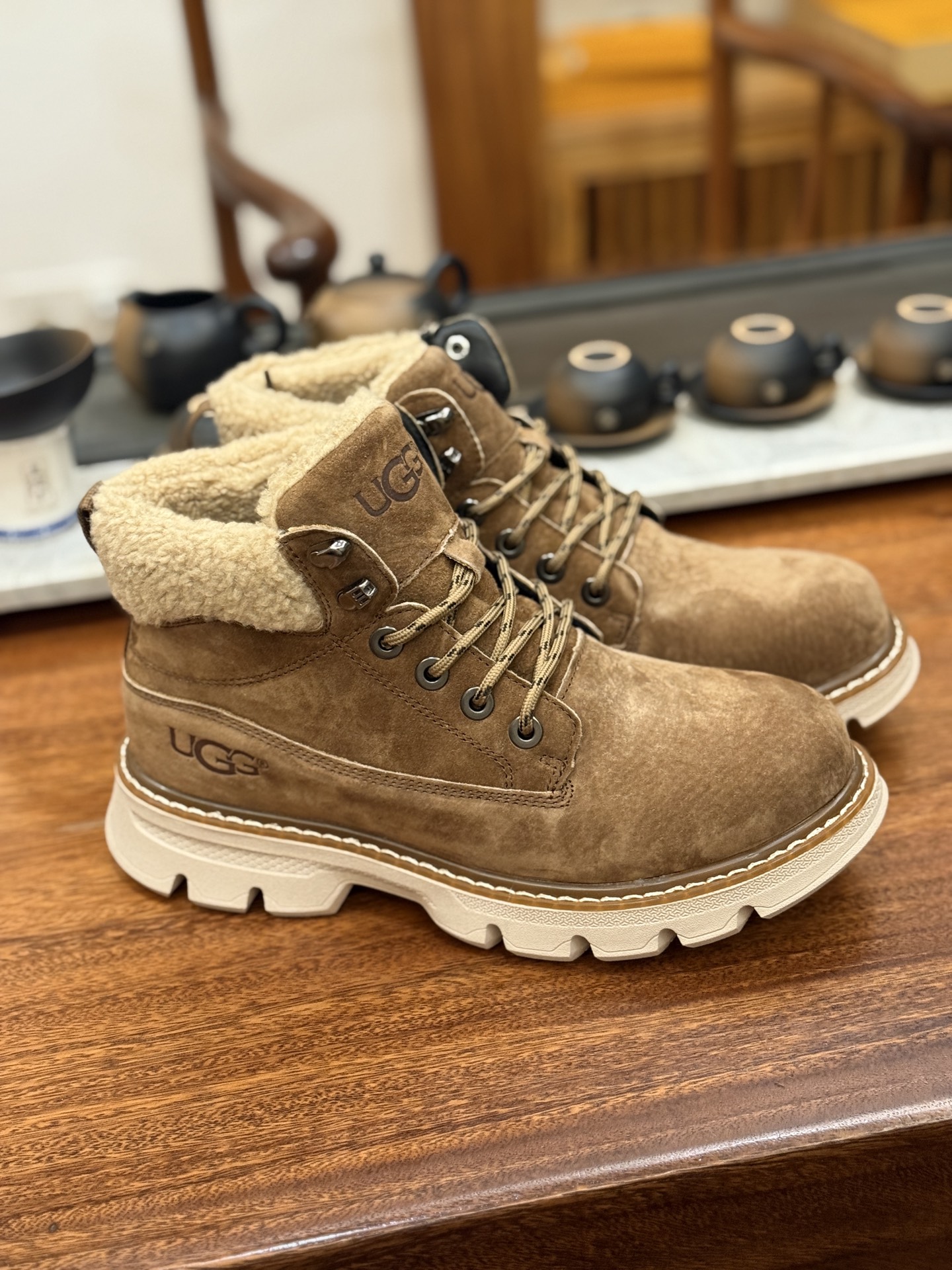 新货🚀UGG 秋冬新品(羊羔毛一体内里 保暖锁热🔥)秋冬必备 户外中帮休闲马丁靴雪地靴系列
#广东大厂品质 秋冬新款 时尚潮流搭配 面料釆用意大利进口磨砂牛皮 全鞋真牛皮材料 大底到五金都是代工厂原材料制作 好货不杀猪 首单质量严格把控 全套官网统一包装 今年冬季防寒户外专用产品 日常随意搭配 型男必备‼美国轻奢品牌【UGG】Tasman Weather Hybrid 塔斯曼混合系列中帮轻量休闲马丁靴
尺码:39-44(比运动鞋大一码)