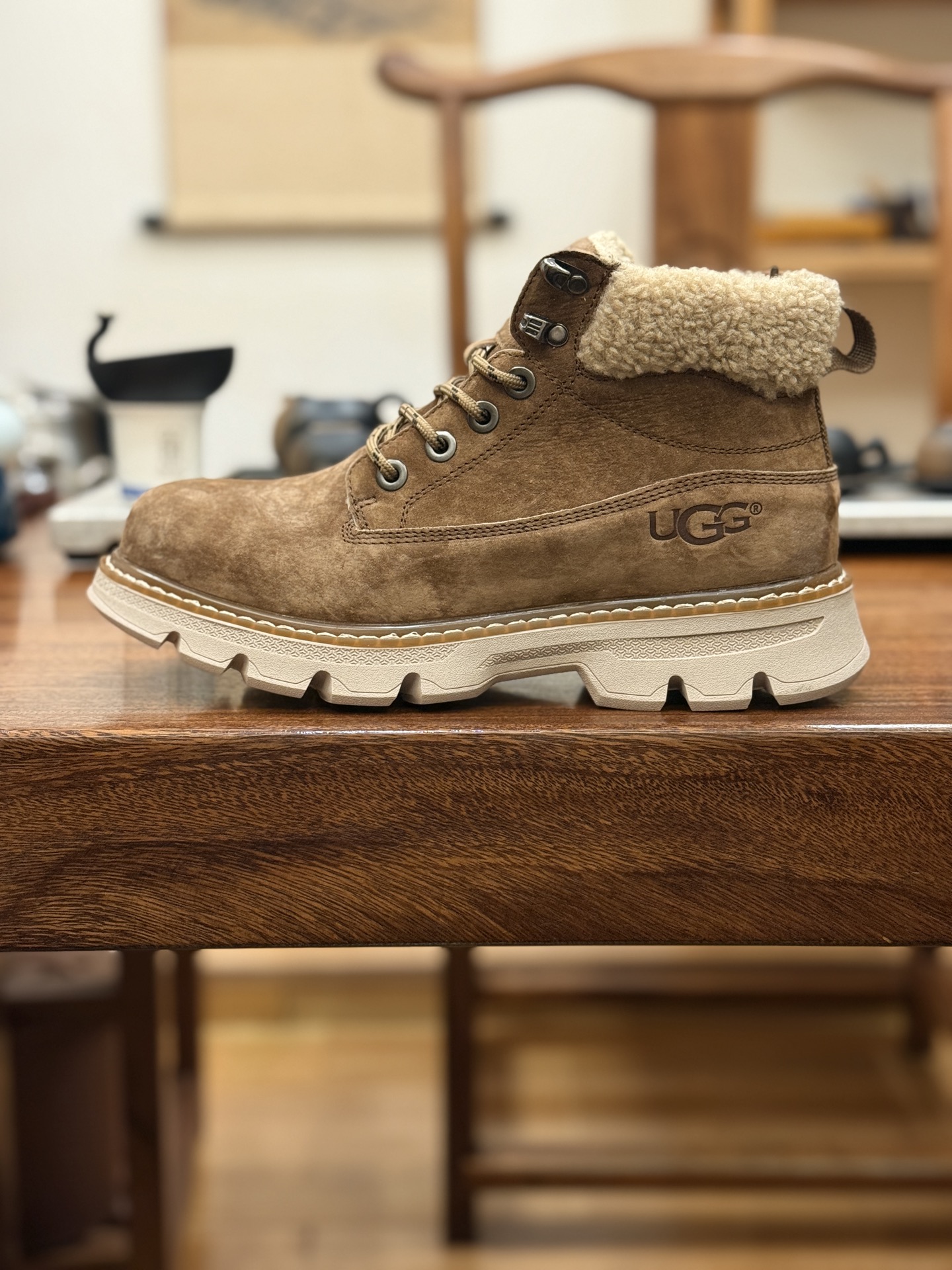 新货🚀UGG 秋冬新品(羊羔毛一体内里 保暖锁热🔥)秋冬必备 户外中帮休闲马丁靴雪地靴系列
#广东大厂品质 秋冬新款 时尚潮流搭配 面料釆用意大利进口磨砂牛皮 全鞋真牛皮材料 大底到五金都是代工厂原材料制作 好货不杀猪 首单质量严格把控 全套官网统一包装 今年冬季防寒户外专用产品 日常随意搭配 型男必备‼美国轻奢品牌【UGG】Tasman Weather Hybrid 塔斯曼混合系列中帮轻量休闲马丁靴
尺码:39-44(比运动鞋大一码)