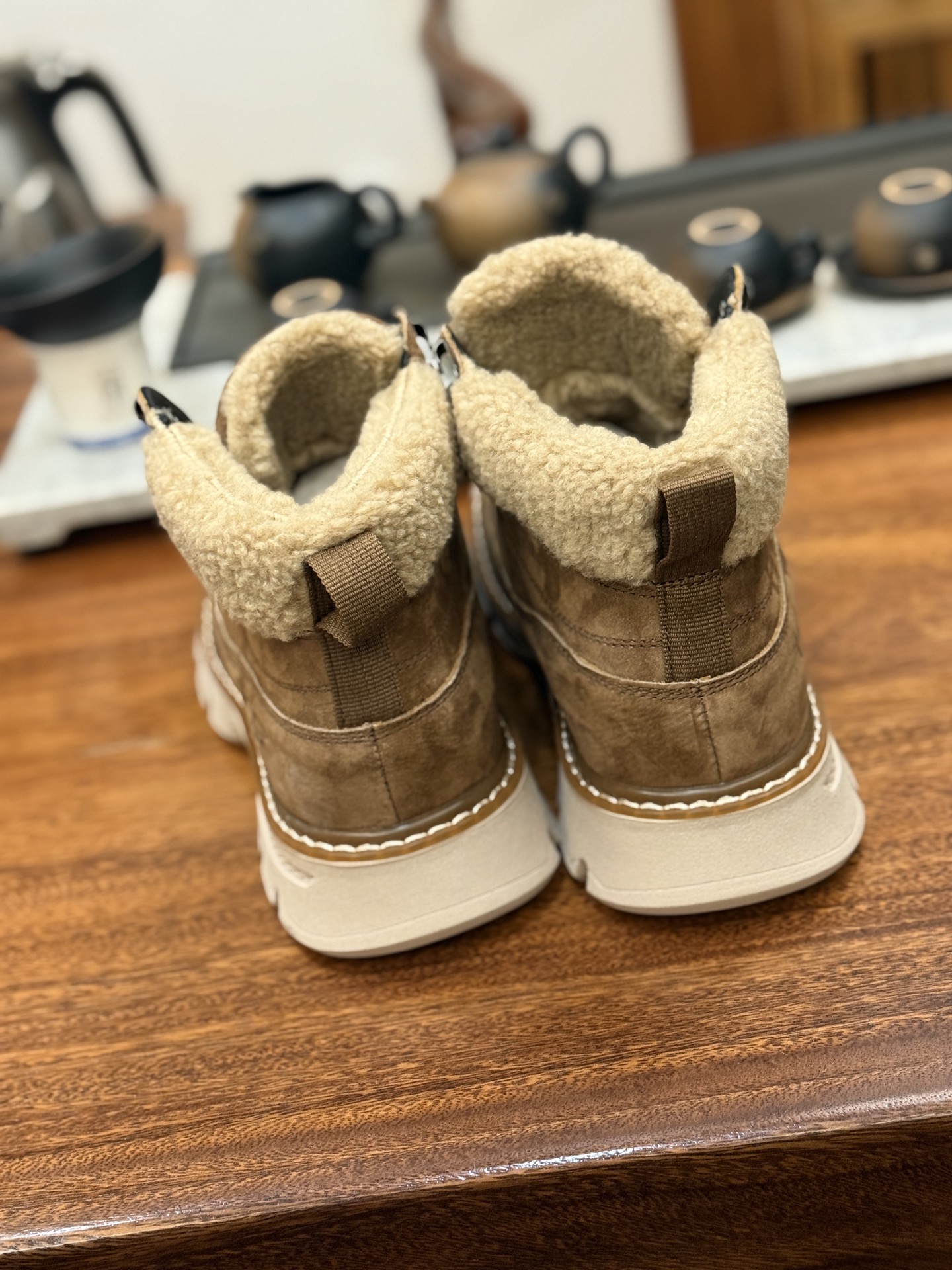 新货🚀UGG 秋冬新品(羊羔毛一体内里 保暖锁热🔥)秋冬必备 户外中帮休闲马丁靴雪地靴系列
#广东大厂品质 秋冬新款 时尚潮流搭配 面料釆用意大利进口磨砂牛皮 全鞋真牛皮材料 大底到五金都是代工厂原材料制作 好货不杀猪 首单质量严格把控 全套官网统一包装 今年冬季防寒户外专用产品 日常随意搭配 型男必备‼美国轻奢品牌【UGG】Tasman Weather Hybrid 塔斯曼混合系列中帮轻量休闲马丁靴
尺码:39-44(比运动鞋大一码)