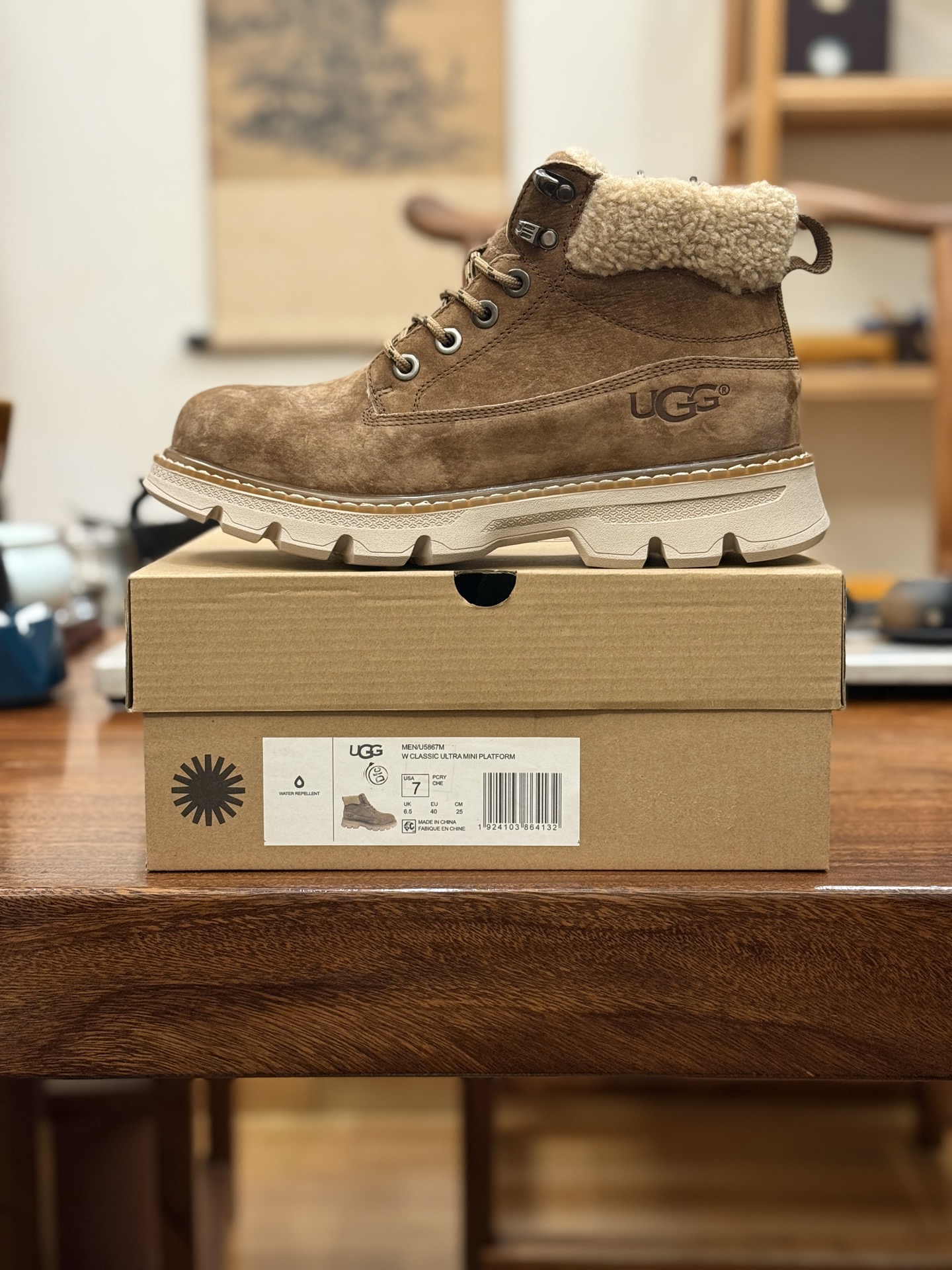 新货🚀UGG 秋冬新品(羊羔毛一体内里 保暖锁热🔥)秋冬必备 户外中帮休闲马丁靴雪地靴系列
#广东大厂品质 秋冬新款 时尚潮流搭配 面料釆用意大利进口磨砂牛皮 全鞋真牛皮材料 大底到五金都是代工厂原材料制作 好货不杀猪 首单质量严格把控 全套官网统一包装 今年冬季防寒户外专用产品 日常随意搭配 型男必备‼美国轻奢品牌【UGG】Tasman Weather Hybrid 塔斯曼混合系列中帮轻量休闲马丁靴
尺码:39-44(比运动鞋大一码)