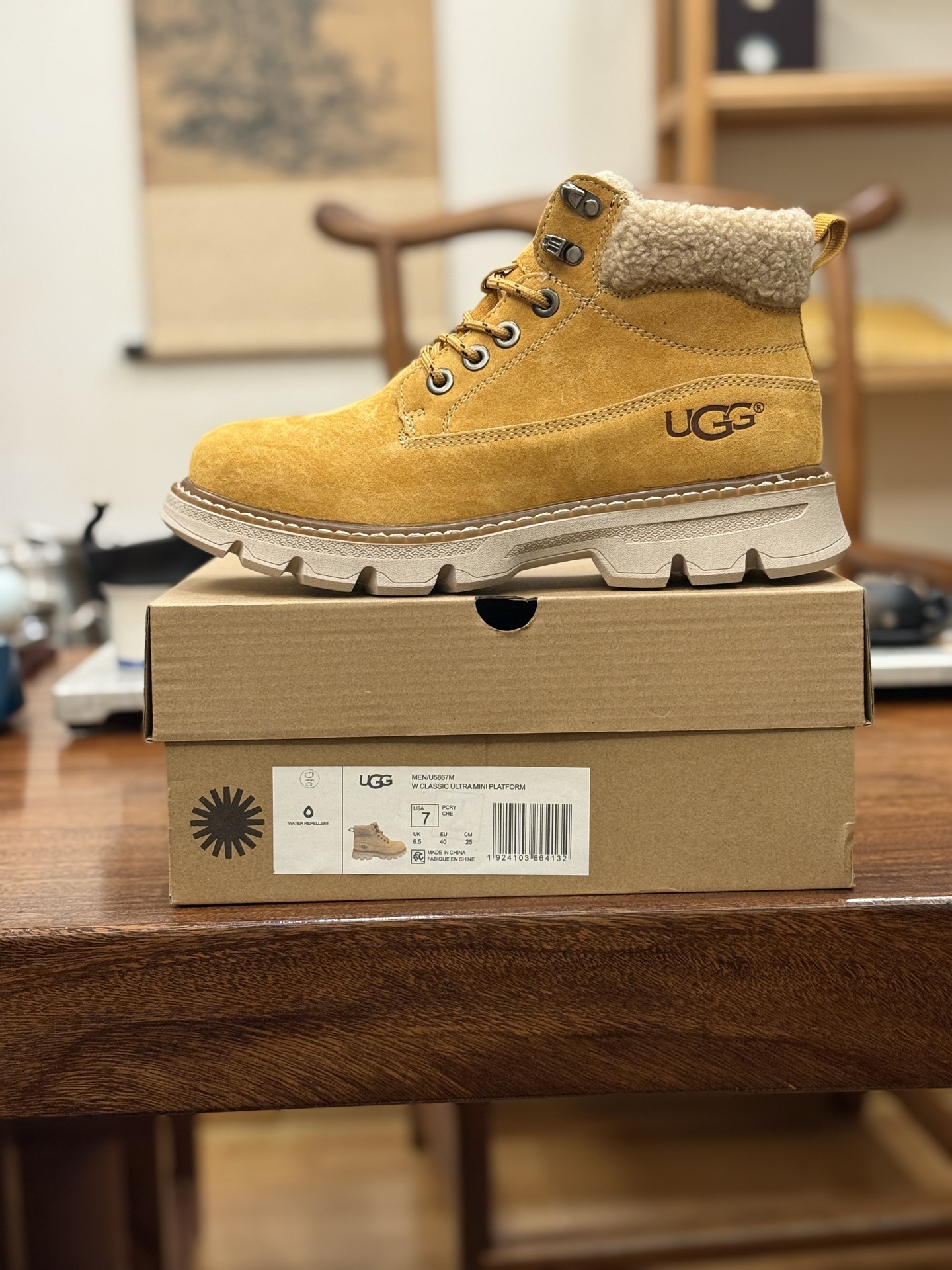 新货🚀UGG 秋冬新品(羊羔毛一体内里 保暖锁热🔥)秋冬必备 户外中帮休闲马丁靴雪地靴系列
#广东大厂品质 秋冬新款 时尚潮流搭配 面料釆用意大利进口磨砂牛皮 全鞋真牛皮材料 大底到五金都是代工厂原材料制作 好货不杀猪 首单质量严格把控 全套官网统一包装 今年冬季防寒户外专用产品 日常随意搭配 型男必备‼美国轻奢品牌【UGG】Tasman Weather Hybrid 塔斯曼混合系列中帮轻量休闲马丁靴
尺码:39-44(比运动鞋大一码)