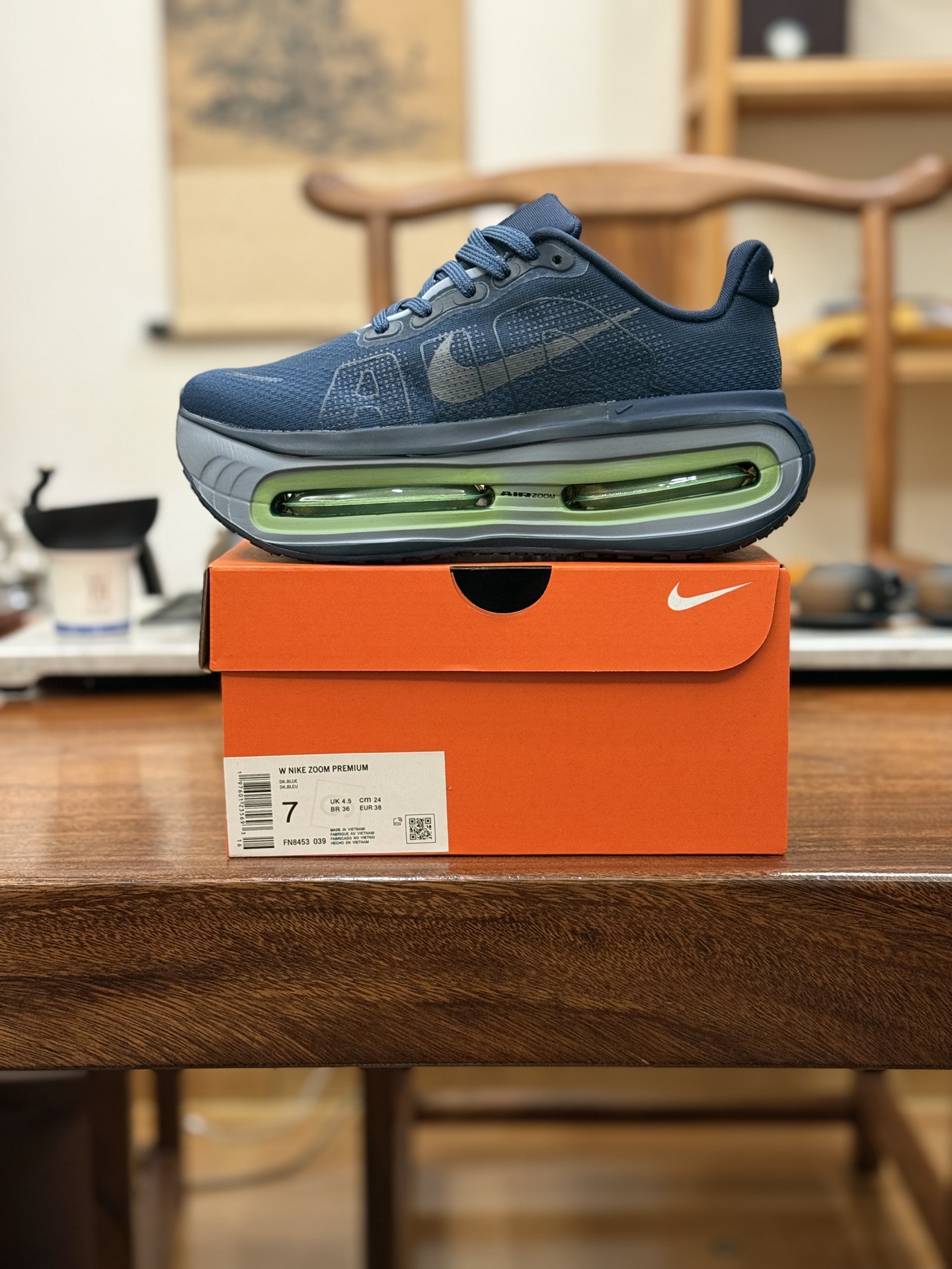 Nike Air Zoom Pegasus Premium 全掌气垫缓震网面运动跑鞋 Nike 运用 Air技术专利,推出 Nike Pegasus Premium,沿用经典 Pegasus 系列产品深受跑者喜爱的缓震功能,并配置 Nike 首款可见式塑形 Air Zoom 气垫. #全掌可见的Air Zoom首次在Pegasus系列中出现,模仿了Vaporfly的碳板曲线,增强了跑步时的流畅过渡.