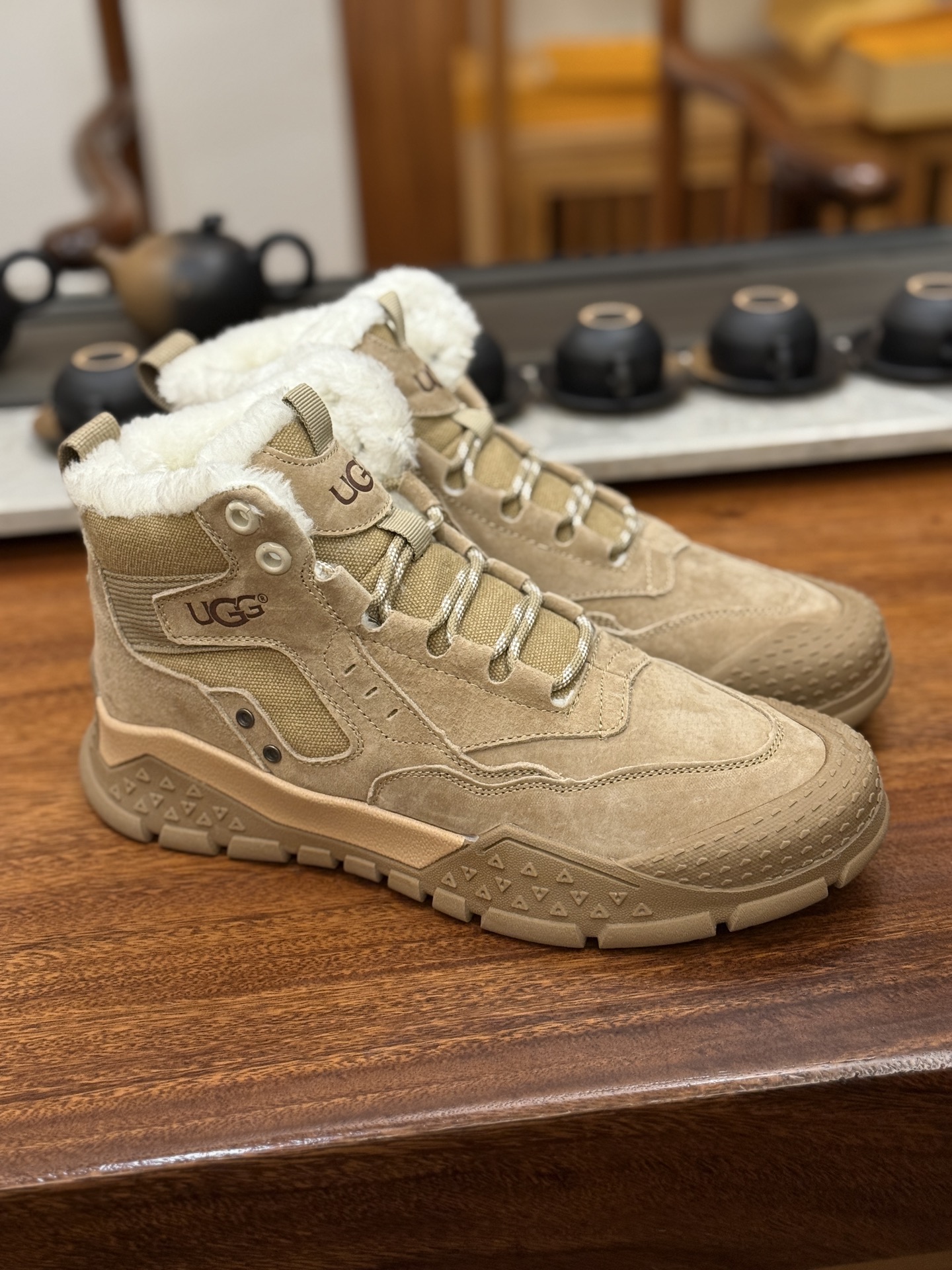 新货🚀UGG秋冬新品 秋冬必备(内里加绒保暖🔥)时尚休闲马丁靴雪地靴系列
#代购专供品质 面料采用进口头层牛皮材质 鞋内里采用🔥毛茸一体内里保暖锁热。外置防滑橡胶大底 系带设计 穿脱十分方便 采用TPU模压定型真皮鞋面材质#科技外底防滑,耐磨性和良好的弹性!美国轻奢品牌【UGG】 Tasman Weather Hybrid 塔斯曼混合系列户外中帮休闲马丁靴雪地靴
尺码:39-44