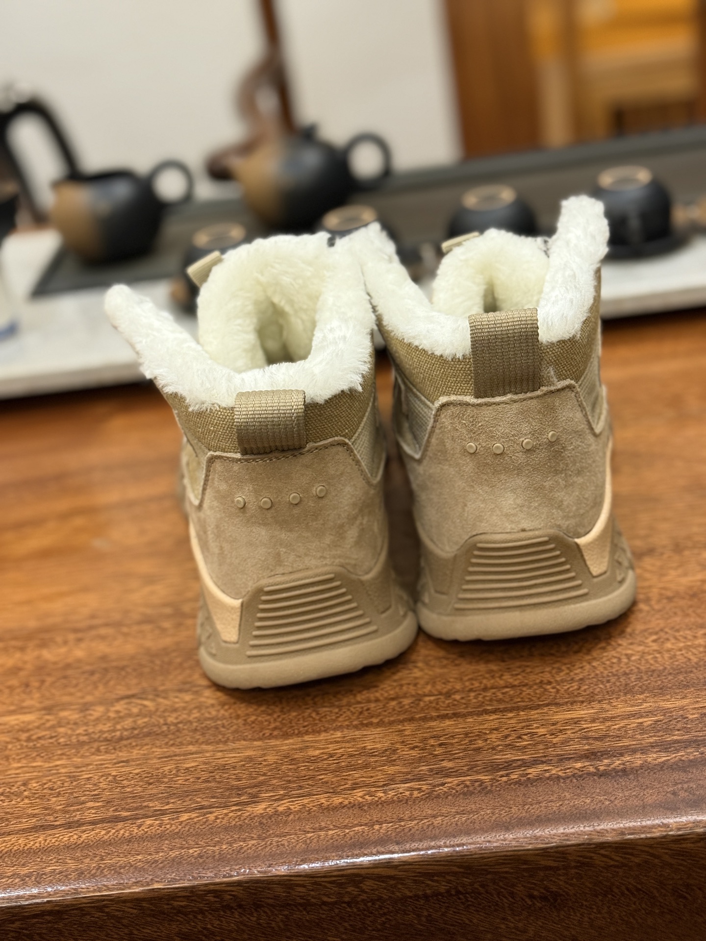 新货🚀UGG秋冬新品 秋冬必备(内里加绒保暖🔥)时尚休闲马丁靴雪地靴系列
#代购专供品质 面料采用进口头层牛皮材质 鞋内里采用🔥毛茸一体内里保暖锁热。外置防滑橡胶大底 系带设计 穿脱十分方便 采用TPU模压定型真皮鞋面材质#科技外底防滑,耐磨性和良好的弹性!美国轻奢品牌【UGG】 Tasman Weather Hybrid 塔斯曼混合系列户外中帮休闲马丁靴雪地靴
尺码:39-44