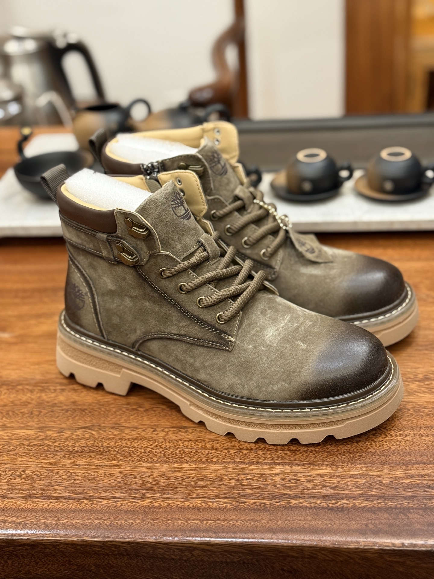 新货🚀#Timberland添柏岚/天伯伦 秋冬新品(毛绒内里🔥保暖锁热)秋冬必备户外休闲大黄靴系列
#广东大厂品质 原盒原包装 时尚潮流搭配 面料采用意大利🇮🇹顶级磨砂细纹牛皮 搭配防臭防腐真皮乳胶鞋垫 大底到五金都是代工厂原材料制作 同原版固特异永不开胶工艺 好货不杀猪 首单质量严格把控 全网独家首发 品质毋庸置疑 全套官网统一包装 给您完美的穿着体验 质量考究耐穿 型男必备 专治不帅 高品质脚感一流 今年冬季防寒户外专用 日常随意搭配
尺码:38 39 40 41 42 43 44(皮鞋码)