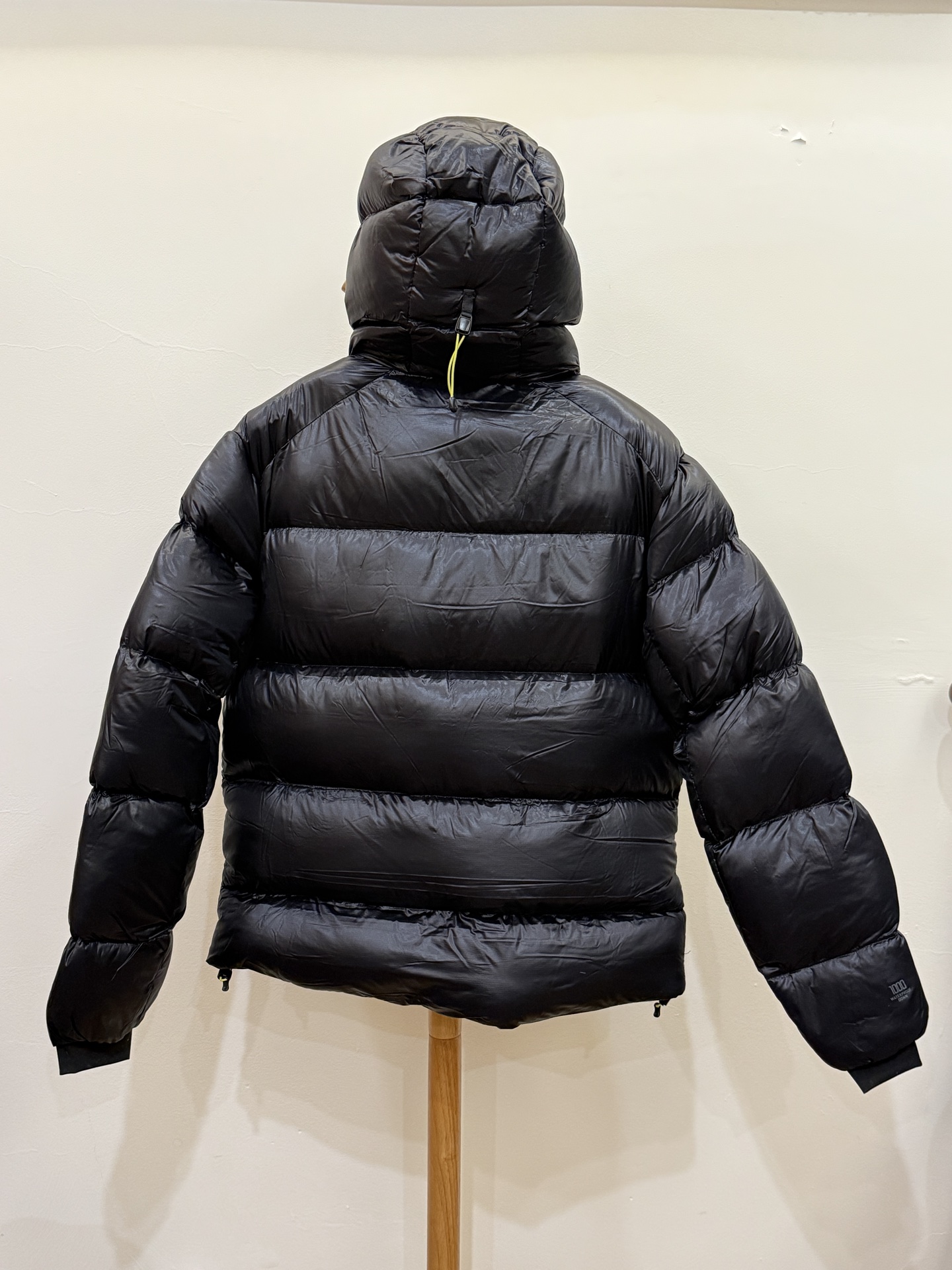 私域版高货!KAILAS 凯乐石 5000GT 颜色 玄铁黑 千蓬元帅户外运动登山徒步轻量透气拒水1000蓬羽绒服 超级轻薄半透面料,绒朵透光可见,所以这款填充绒必须足够好,否则没法看! 肉眼可见的超级蓬松,这款因为填充的绒朵好,才能呈现出鼓鼓囊囊的效果,超轻超蓬! 填充国标拒水90白鹅绒(清水绒),支持检测!区别于市面假90绒. 面料为涤纶暗格,市面无同款面料,定制定染色后再做防水;为还原原版质感与手感,打样无数次才最终满意.里布工艺同样复杂,生产周期漫长. 所有五金辅料均为定制定染色:整衣采用三种不同拉链头,内里口袋配特殊色拉链,帽子及下摆抽绳、帽子气眼,均攻克极高工艺难度,完美呈现. 尺码建议:版型偏大,原版数据一刀未改,且可通过下摆内侧抽绳调整至合适效果. 产品配色:松翠绿、玉雪粉、栗色棕、玄铁黑、天池蓝乌木灰