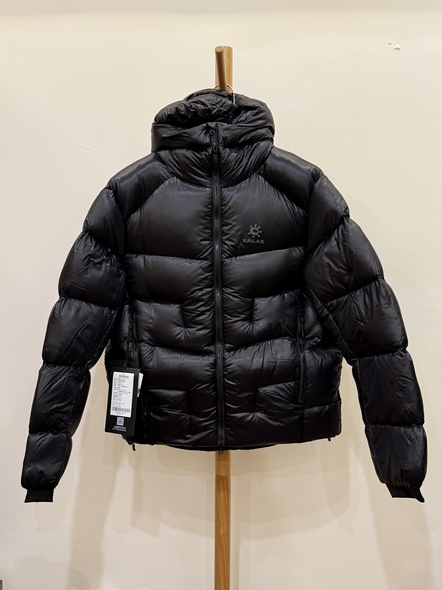 私域版高货！KAILAS 凯乐石 5000GT 颜色 玄铁黑
千蓬元帅户外运动登山徒步轻量透气拒水1000蓬羽绒服

超级轻薄半透面料，绒朵透光可见，所以这款填充绒必须足够好，否则没法看！
肉眼可见的超级蓬松，这款因为填充的绒朵好，才能呈现出鼓鼓囊囊的效果，超轻超蓬！

填充国标拒水90白鹅绒（清水绒），支持检测！区别于市面假90绒。

面料为涤纶暗格，市面无同款面料，定制定染色后再做防水；为还原原版质感与手感，打样无数次才最终满意。里布工艺同样复杂，生产周期漫长。

所有五金辅料均为定制定染色：整衣采用三种不同拉链头，内里口袋配特殊色拉链，帽子及下摆抽绳、帽子气眼，均攻克极高工艺难度，完美呈现。

尺码建议：版型偏大，原版数据一刀未改，且可通过下摆内侧抽绳调整至合适效果。

产品配色：松翠绿、玉雪粉、栗色棕、玄铁黑、天池蓝乌木灰

尺码：S M L XL XXL