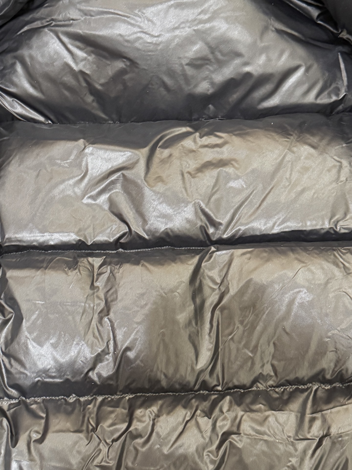 私域版高货!KAILAS 凯乐石 5000GT 颜色 玄铁黑 千蓬元帅户外运动登山徒步轻量透气拒水1000蓬羽绒服 超级轻薄半透面料,绒朵透光可见,所以这款填充绒必须足够好,否则没法看! 肉眼可见的超级蓬松,这款因为填充的绒朵好,才能呈现出鼓鼓囊囊的效果,超轻超蓬! 填充国标拒水90白鹅绒(清水绒),支持检测!区别于市面假90绒. 面料为涤纶暗格,市面无同款面料,定制定染色后再做防水;为还原原版质感与手感,打样无数次才最终满意.里布工艺同样复杂,生产周期漫长. 所有五金辅料均为定制定染色:整衣采用三种不同拉链头,内里口袋配特殊色拉链,帽子及下摆抽绳、帽子气眼,均攻克极高工艺难度,完美呈现. 尺码建议:版型偏大,原版数据一刀未改,且可通过下摆内侧抽绳调整至合适效果. 产品配色:松翠绿、玉雪粉、栗色棕、玄铁黑、天池蓝乌木灰