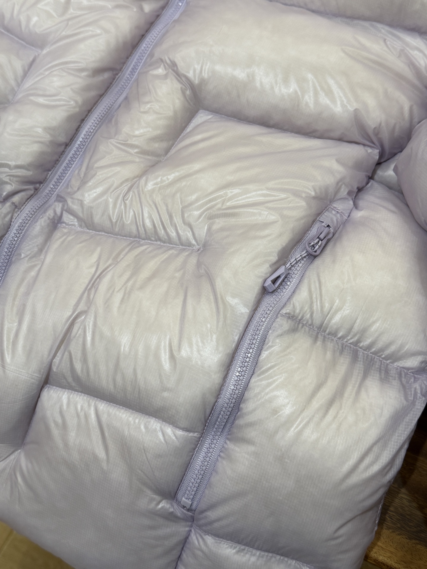 私域版高货!KAILAS 凯乐石 5000GT 颜色玉雪粉 千蓬元帅户外运动登山徒步轻量透气拒水1000蓬羽绒服 超级轻薄半透面料,绒朵透光可见,所以这款填充绒必须足够好,否则没法看! 肉眼可见的超级蓬松,这款因为填充的绒朵好,才能呈现出鼓鼓囊囊的效果,超轻超蓬! 填充国标拒水90白鹅绒(清水绒),支持检测!区别于市面假90绒. 面料为涤纶暗格,市面无同款面料,定制定染色后再做防水;为还原原版质感与手感,打样无数次才最终满意.里布工艺同样复杂,生产周期漫长. 所有五金辅料均为定制定染色:整衣采用三种不同拉链头,内里口袋配特殊色拉链,帽子及下摆抽绳、帽子气眼,均攻克极高工艺难度,完美呈现. 尺码建议:版型偏大,原版数据一刀未改,且可通过下摆内侧抽绳调整至合适效果. 产品配色:松翠绿、玉雪粉、栗色棕、玄铁黑、天池蓝乌木灰