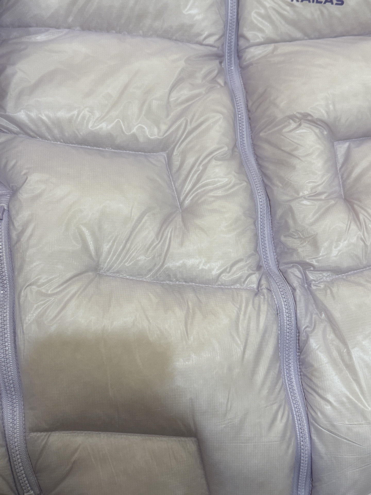 私域版高货!KAILAS 凯乐石 5000GT 颜色玉雪粉 千蓬元帅户外运动登山徒步轻量透气拒水1000蓬羽绒服 超级轻薄半透面料,绒朵透光可见,所以这款填充绒必须足够好,否则没法看! 肉眼可见的超级蓬松,这款因为填充的绒朵好,才能呈现出鼓鼓囊囊的效果,超轻超蓬! 填充国标拒水90白鹅绒(清水绒),支持检测!区别于市面假90绒. 面料为涤纶暗格,市面无同款面料,定制定染色后再做防水;为还原原版质感与手感,打样无数次才最终满意.里布工艺同样复杂,生产周期漫长. 所有五金辅料均为定制定染色:整衣采用三种不同拉链头,内里口袋配特殊色拉链,帽子及下摆抽绳、帽子气眼,均攻克极高工艺难度,完美呈现. 尺码建议:版型偏大,原版数据一刀未改,且可通过下摆内侧抽绳调整至合适效果. 产品配色:松翠绿、玉雪粉、栗色棕、玄铁黑、天池蓝乌木灰
