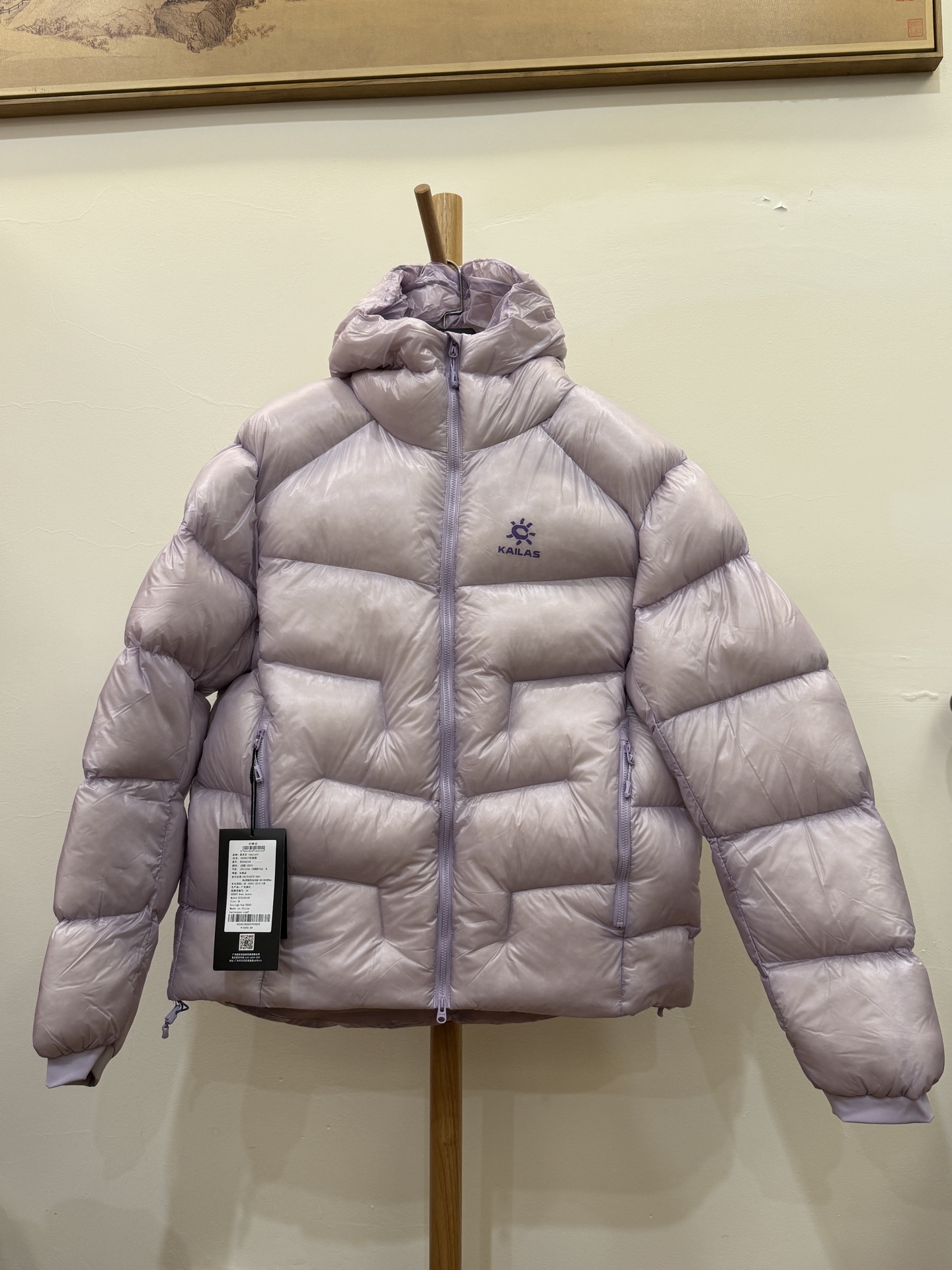 私域版高货！KAILAS 凯乐石 5000GT 颜色玉雪粉 
千蓬元帅户外运动登山徒步轻量透气拒水1000蓬羽绒服

超级轻薄半透面料，绒朵透光可见，所以这款填充绒必须足够好，否则没法看！
肉眼可见的超级蓬松，这款因为填充的绒朵好，才能呈现出鼓鼓囊囊的效果，超轻超蓬！

填充国标拒水90白鹅绒（清水绒），支持检测！区别于市面假90绒。

面料为涤纶暗格，市面无同款面料，定制定染色后再做防水；为还原原版质感与手感，打样无数次才最终满意。里布工艺同样复杂，生产周期漫长。

所有五金辅料均为定制定染色：整衣采用三种不同拉链头，内里口袋配特殊色拉链，帽子及下摆抽绳、帽子气眼，均攻克极高工艺难度，完美呈现。

尺码建议：版型偏大，原版数据一刀未改，且可通过下摆内侧抽绳调整至合适效果。

产品配色：松翠绿、玉雪粉、栗色棕、玄铁黑、天池蓝乌木灰

尺码：S M L XL XXL