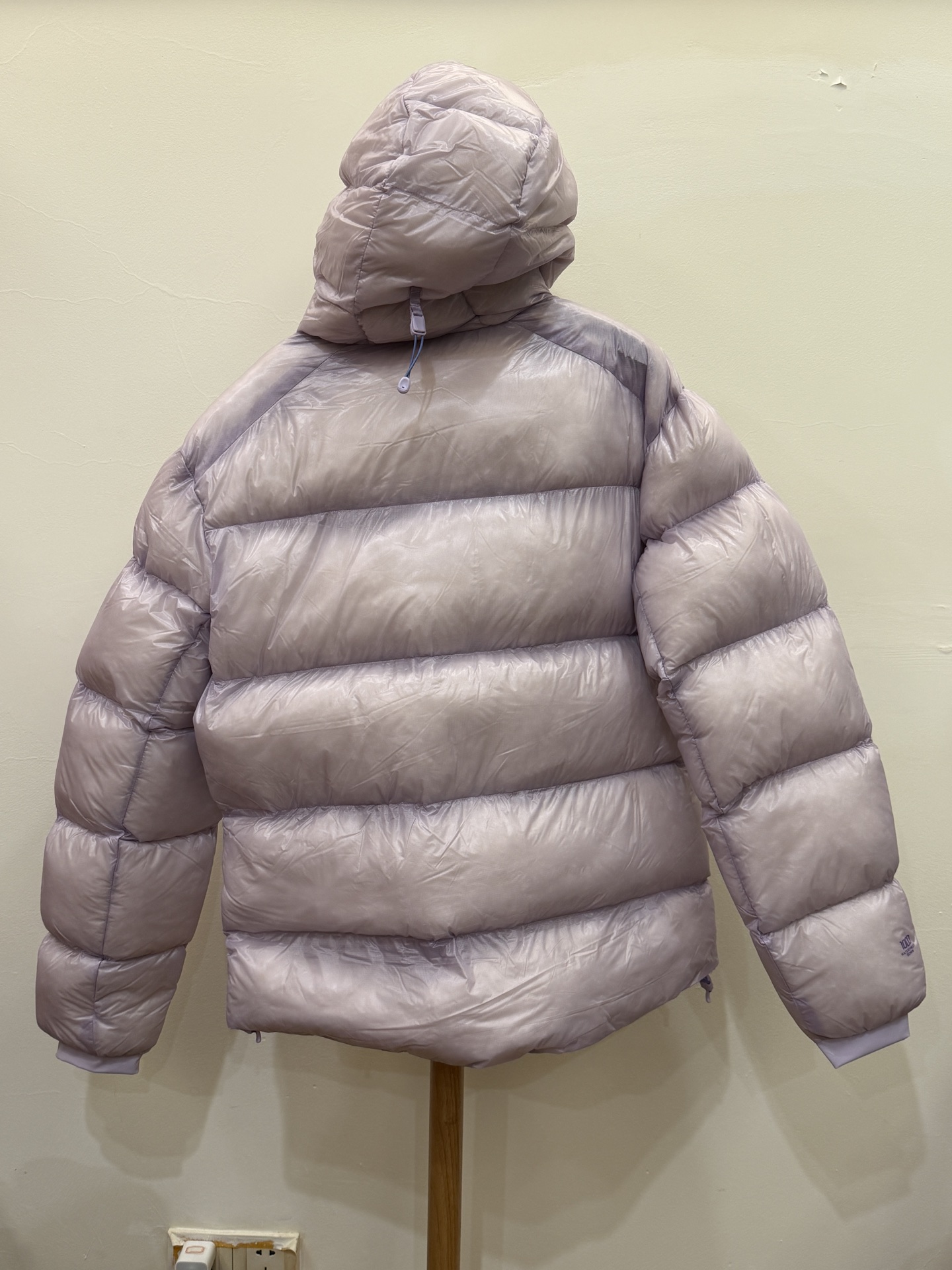 私域版高货!KAILAS 凯乐石 5000GT 颜色玉雪粉 千蓬元帅户外运动登山徒步轻量透气拒水1000蓬羽绒服 超级轻薄半透面料,绒朵透光可见,所以这款填充绒必须足够好,否则没法看! 肉眼可见的超级蓬松,这款因为填充的绒朵好,才能呈现出鼓鼓囊囊的效果,超轻超蓬! 填充国标拒水90白鹅绒(清水绒),支持检测!区别于市面假90绒. 面料为涤纶暗格,市面无同款面料,定制定染色后再做防水;为还原原版质感与手感,打样无数次才最终满意.里布工艺同样复杂,生产周期漫长. 所有五金辅料均为定制定染色:整衣采用三种不同拉链头,内里口袋配特殊色拉链,帽子及下摆抽绳、帽子气眼,均攻克极高工艺难度,完美呈现. 尺码建议:版型偏大,原版数据一刀未改,且可通过下摆内侧抽绳调整至合适效果. 产品配色:松翠绿、玉雪粉、栗色棕、玄铁黑、天池蓝乌木灰