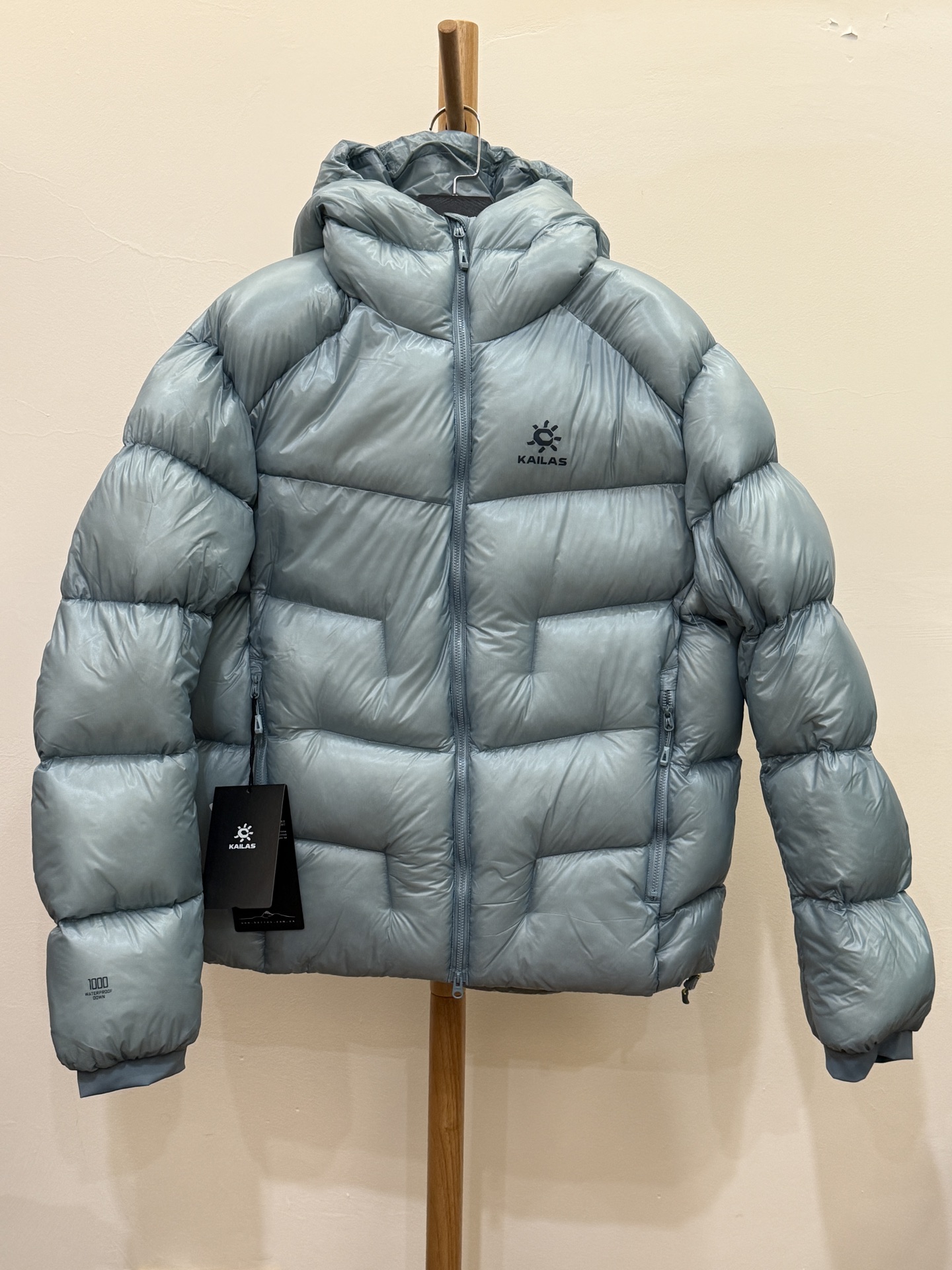 私域版高货！KAILAS 凯乐石 5000GT 颜色 天池蓝 
千蓬元帅户外运动登山徒步轻量透气拒水1000蓬羽绒服

超级轻薄半透面料，绒朵透光可见，所以这款填充绒必须足够好，否则没法看！
肉眼可见的超级蓬松，这款因为填充的绒朵好，才能呈现出鼓鼓囊囊的效果，超轻超蓬！

填充国标拒水90白鹅绒（清水绒），支持检测！区别于市面假90绒。

面料为涤纶暗格，市面无同款面料，定制定染色后再做防水；为还原原版质感与手感，打样无数次才最终满意。里布工艺同样复杂，生产周期漫长。

所有五金辅料均为定制定染色：整衣采用三种不同拉链头，内里口袋配特殊色拉链，帽子及下摆抽绳、帽子气眼，均攻克极高工艺难度，完美呈现。

尺码建议：版型偏大，原版数据一刀未改，且可通过下摆内侧抽绳调整至合适效果。

产品配色：松翠绿、玉雪粉、栗色棕、玄铁黑、天池蓝乌木灰

尺码：S M L XL XXL