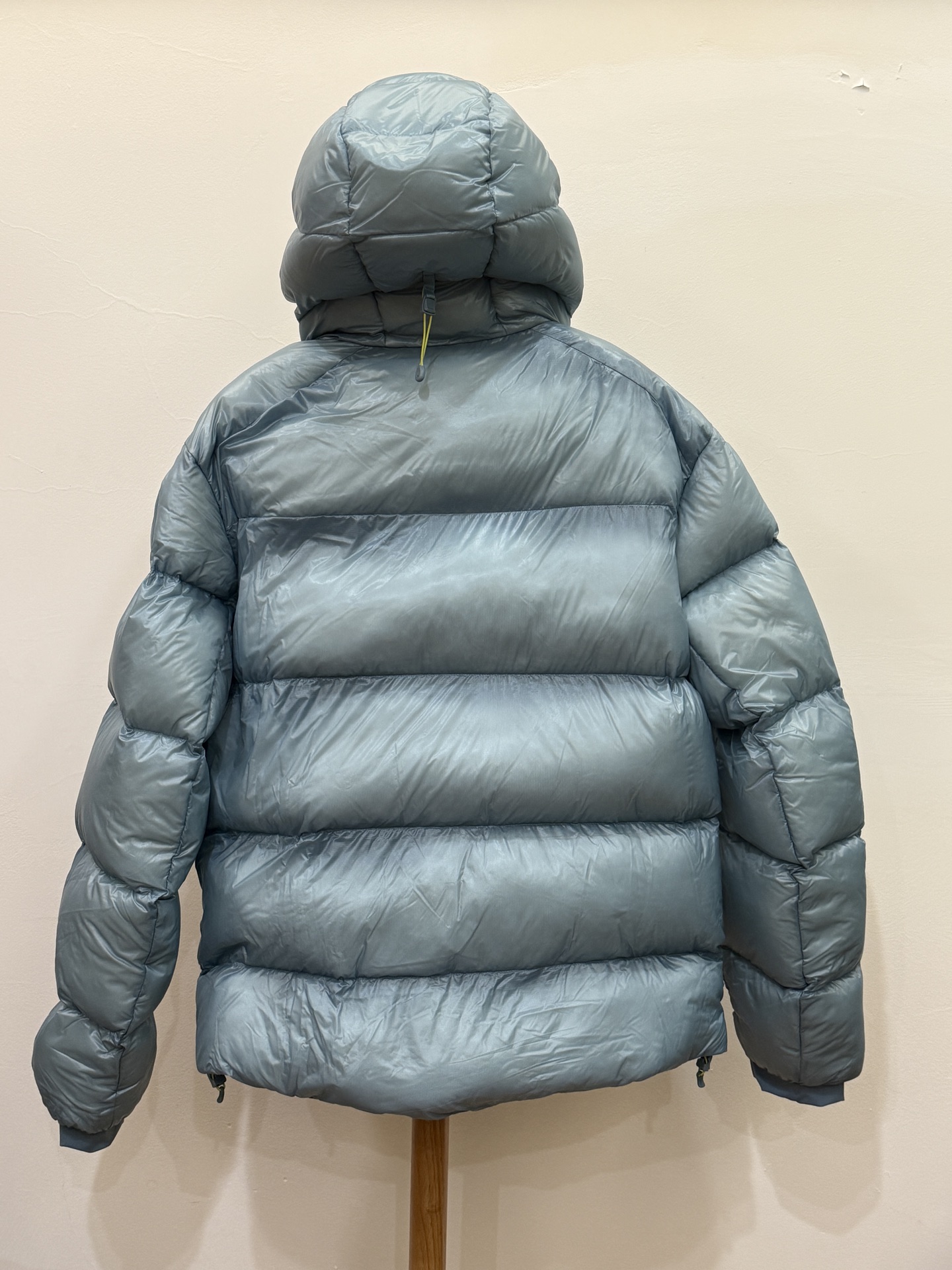私域版高货!KAILAS 凯乐石 5000GT 颜色 天池蓝 千蓬元帅户外运动登山徒步轻量透气拒水1000蓬羽绒服 超级轻薄半透面料,绒朵透光可见,所以这款填充绒必须足够好,否则没法看! 肉眼可见的超级蓬松,这款因为填充的绒朵好,才能呈现出鼓鼓囊囊的效果,超轻超蓬! 填充国标拒水90白鹅绒(清水绒),支持检测!区别于市面假90绒. 面料为涤纶暗格,市面无同款面料,定制定染色后再做防水;为还原原版质感与手感,打样无数次才最终满意.里布工艺同样复杂,生产周期漫长. 所有五金辅料均为定制定染色:整衣采用三种不同拉链头,内里口袋配特殊色拉链,帽子及下摆抽绳、帽子气眼,均攻克极高工艺难度,完美呈现. 尺码建议:版型偏大,原版数据一刀未改,且可通过下摆内侧抽绳调整至合适效果. 产品配色:松翠绿、玉雪粉、栗色棕、玄铁黑、天池蓝乌木灰