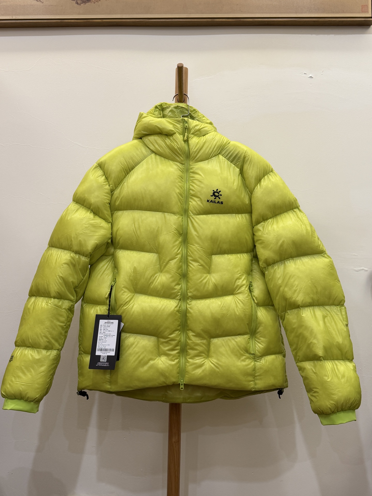 私域版高货！KAILAS 凯乐石 5000GT 颜色 松翠绿 
千蓬元帅户外运动登山徒步轻量透气拒水1000蓬羽绒服

超级轻薄半透面料，绒朵透光可见，所以这款填充绒必须足够好，否则没法看！
肉眼可见的超级蓬松，这款因为填充的绒朵好，才能呈现出鼓鼓囊囊的效果，超轻超蓬！

填充国标拒水90白鹅绒（清水绒），支持检测！区别于市面假90绒。

面料为涤纶暗格，市面无同款面料，定制定染色后再做防水；为还原原版质感与手感，打样无数次才最终满意。里布工艺同样复杂，生产周期漫长。

所有五金辅料均为定制定染色：整衣采用三种不同拉链头，内里口袋配特殊色拉链，帽子及下摆抽绳、帽子气眼，均攻克极高工艺难度，完美呈现。

尺码建议：版型偏大，原版数据一刀未改，且可通过下摆内侧抽绳调整至合适效果。

产品配色：松翠绿、玉雪粉、栗色棕、玄铁黑、天池蓝乌木灰

尺码：S M L XL XXL